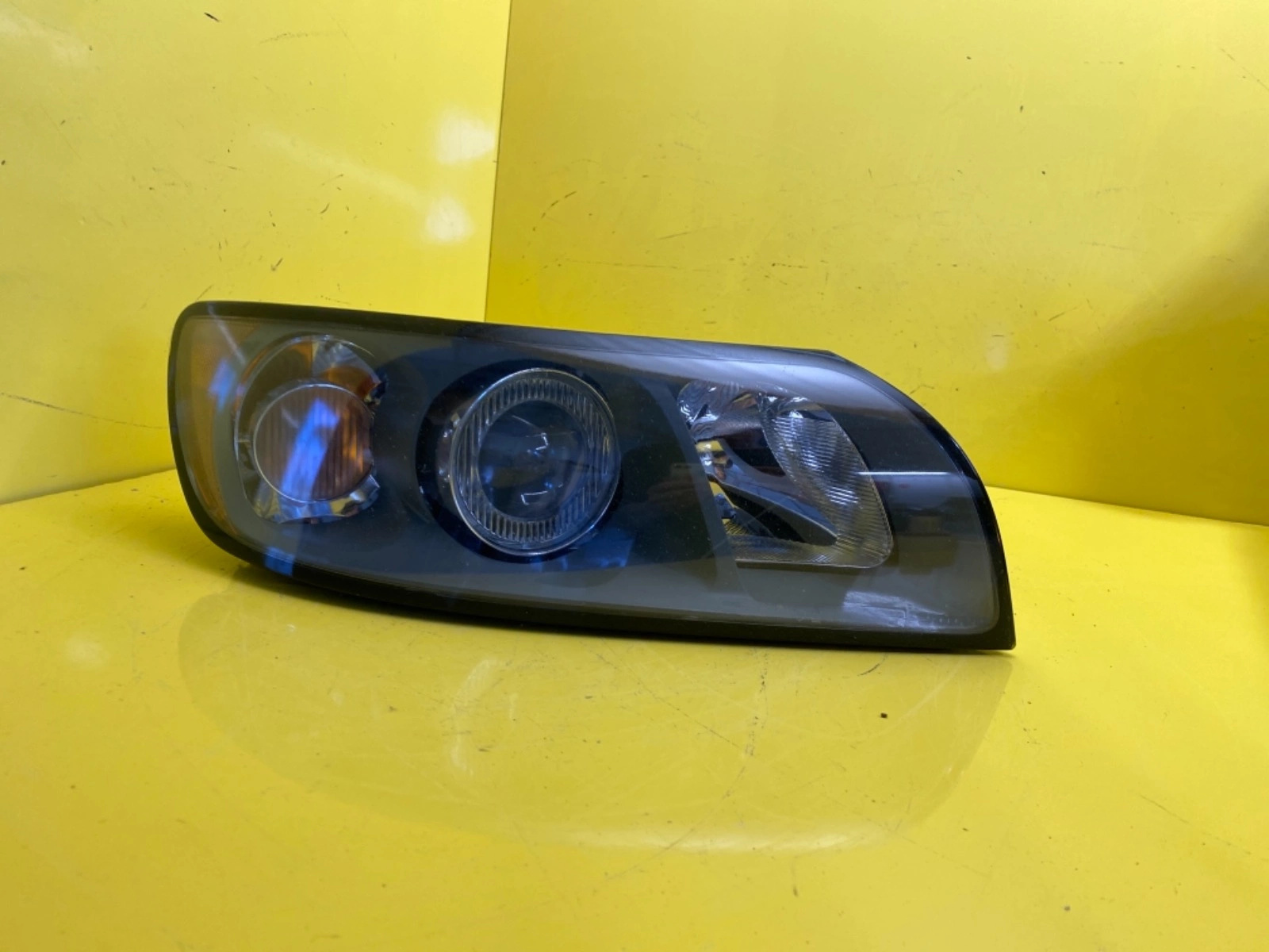 Phare droit VOLVO V50 S40 NOIR 30698886 Autolamps Phare droit VOLVO V50 S40 NOIR 30698886