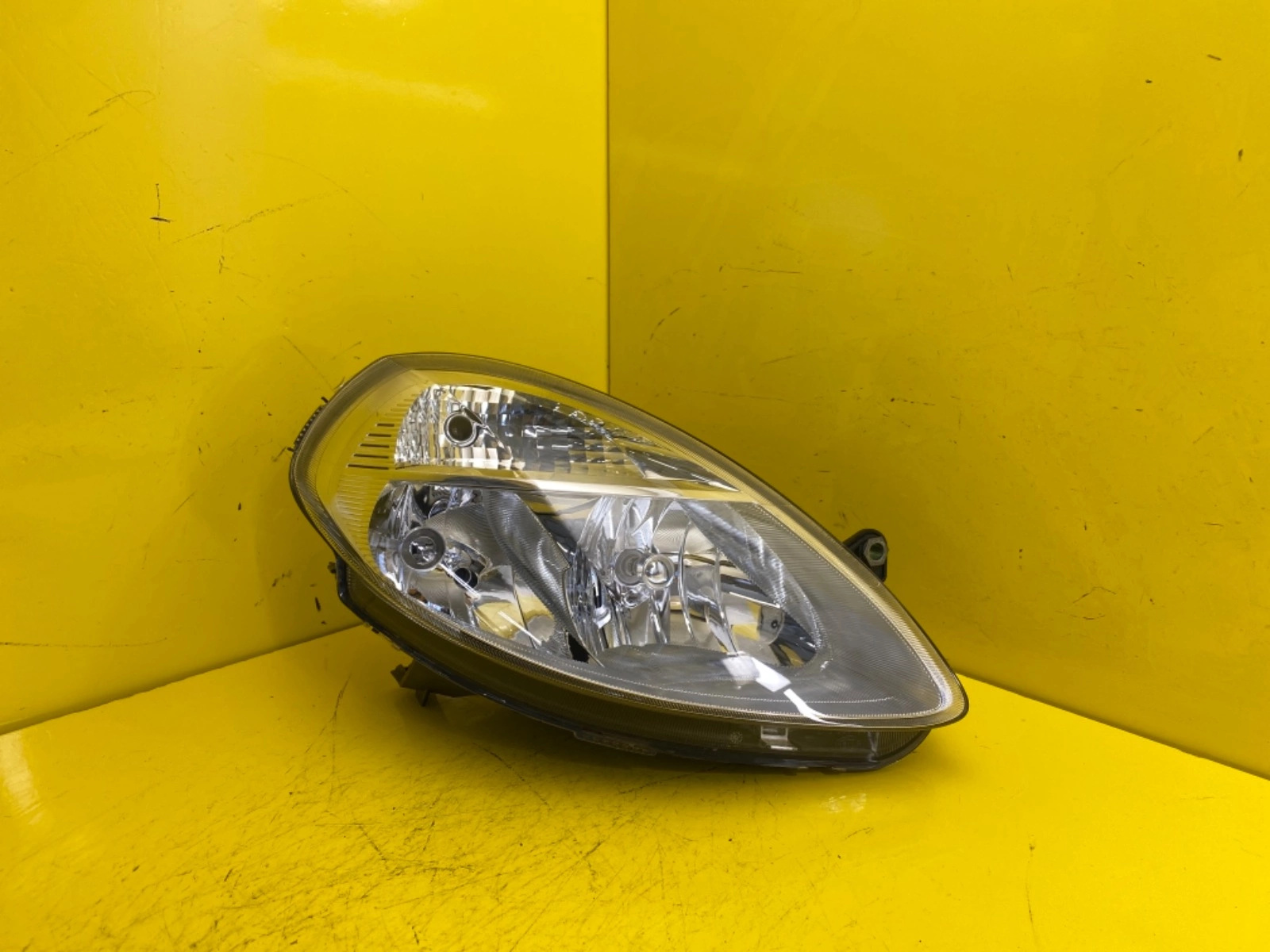 Phare droit LANCIA YPSILON II LIFT 03-06 Autolamps Phare droit LANCIA YPSILON II LIFT 03-06