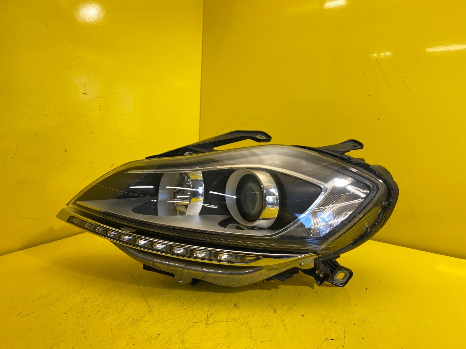 Phare GAUCHE LANCIA DELTA 3 08-14r Lentille + LED Autolamps Phare GAUCHE LANCIA DELTA 3 08-14r Lentille + LED