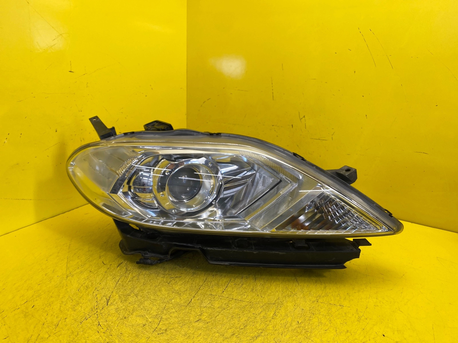 Phare droit HONDA HR-V 15-18 XENON Autolamps Phare droit HONDA HR-V 15-18 XENON