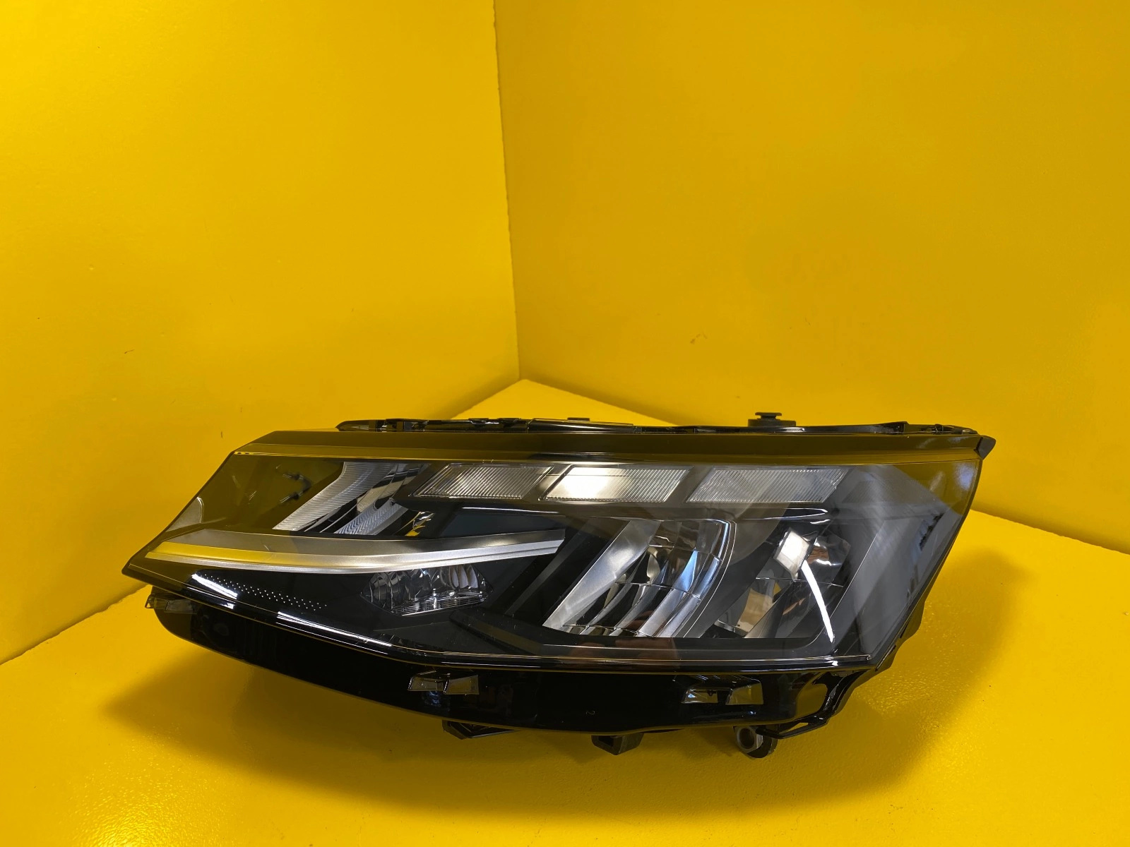 Phare GAUCHE VOLKSWAGEN T7 FULL LED Autolamps Phare GAUCHE VOLKSWAGEN T7 FULL LED