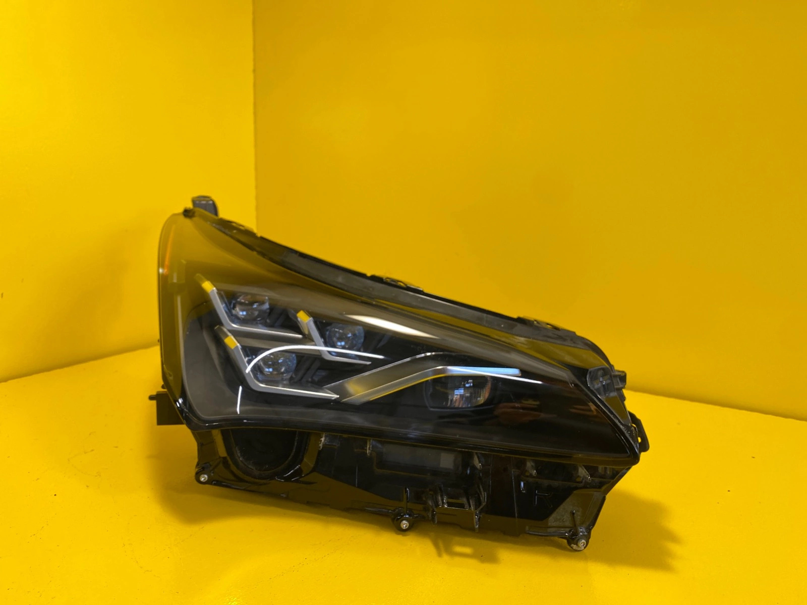 Phare droit LEXUS NX LIFT 2018- LED Autolamps Phare droit LEXUS NX LIFT 2018- LED