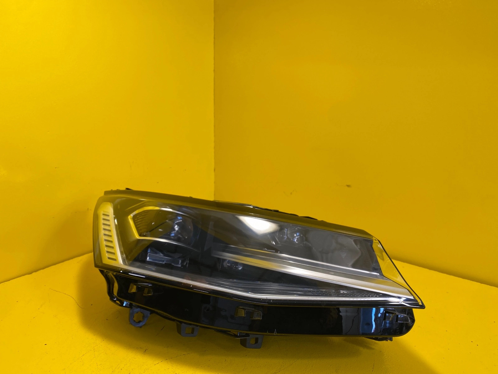 Phare droit VW Transporter T7 Full Led Autolamps Phare droit VW Transporter T7 Full Led