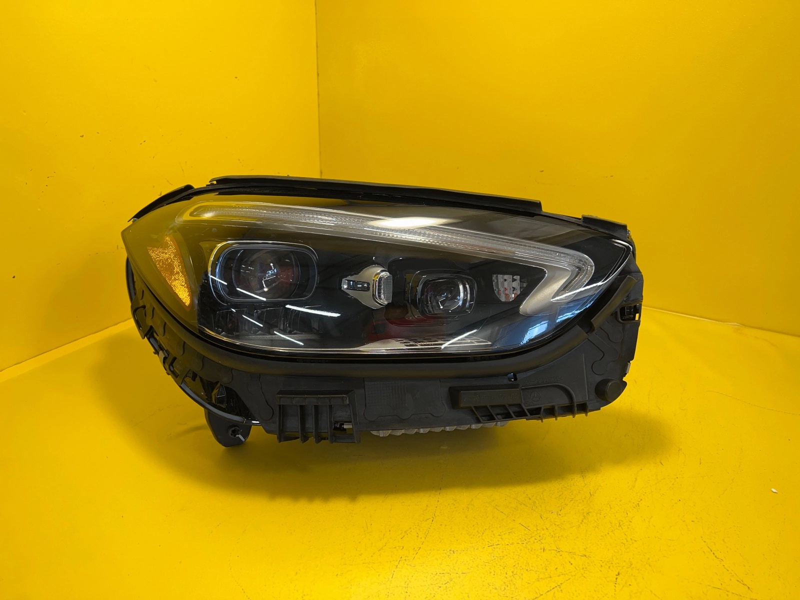 Phare droit Mercedes w206 Digital Led A2069068802 USA Autolamps Phare droit Mercedes w206 Digital Led A2069068802 USA