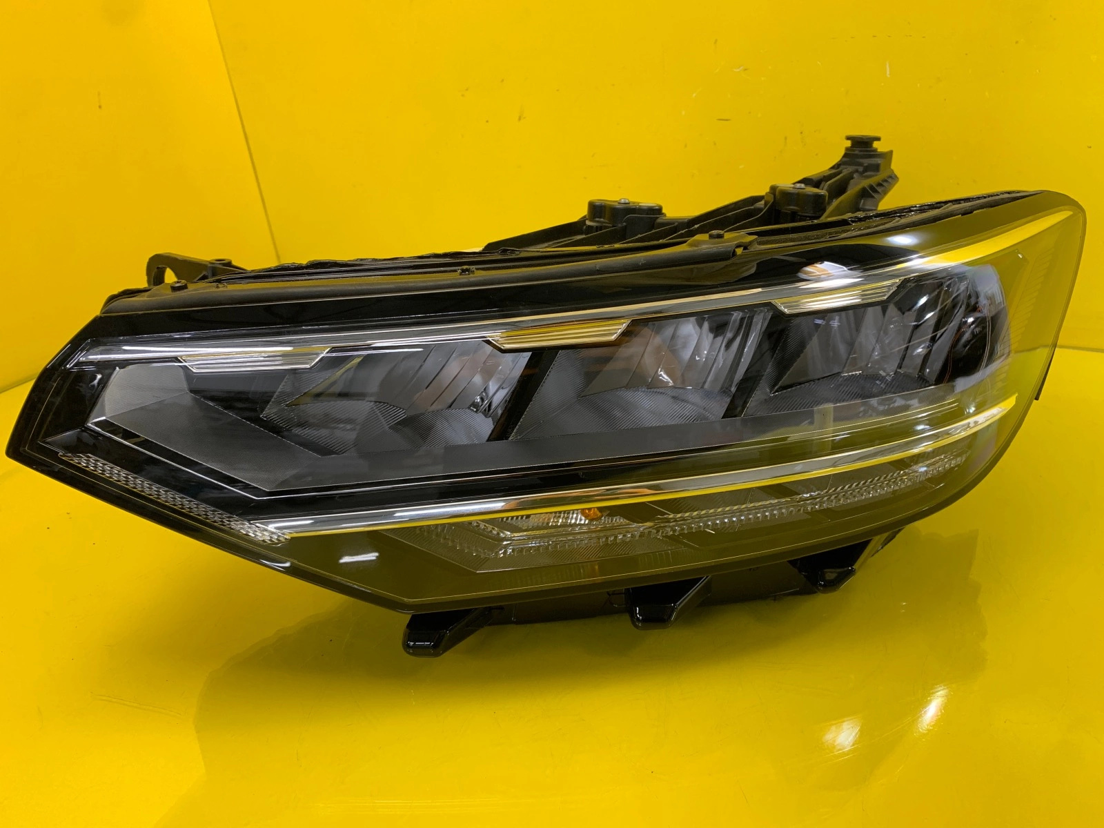 Phare complet gauche VW Passat B8 Lift 3G1941035P Autolamps Phare complet gauche VW Passat B8 Lift 3G1941035P