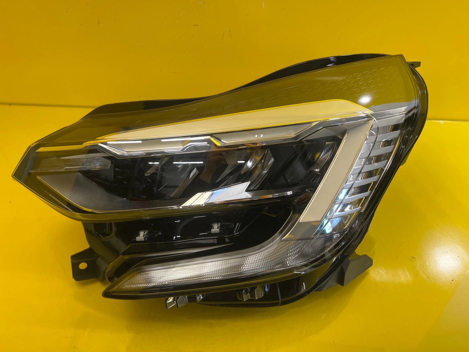 Phare avant gauche Renault Captur II Full Led 260608054R Autolamps Phare avant gauche Renault Captur II Full Led 260608054R