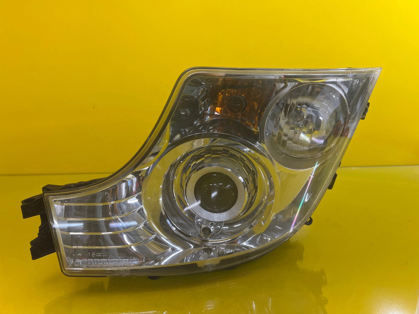 Phare gauche Mercedes Actros MP4 Bi-Xenon EU A9608200639 Autolamps Phare gauche Mercedes Actros MP4 Bi-Xenon EU A9608200639