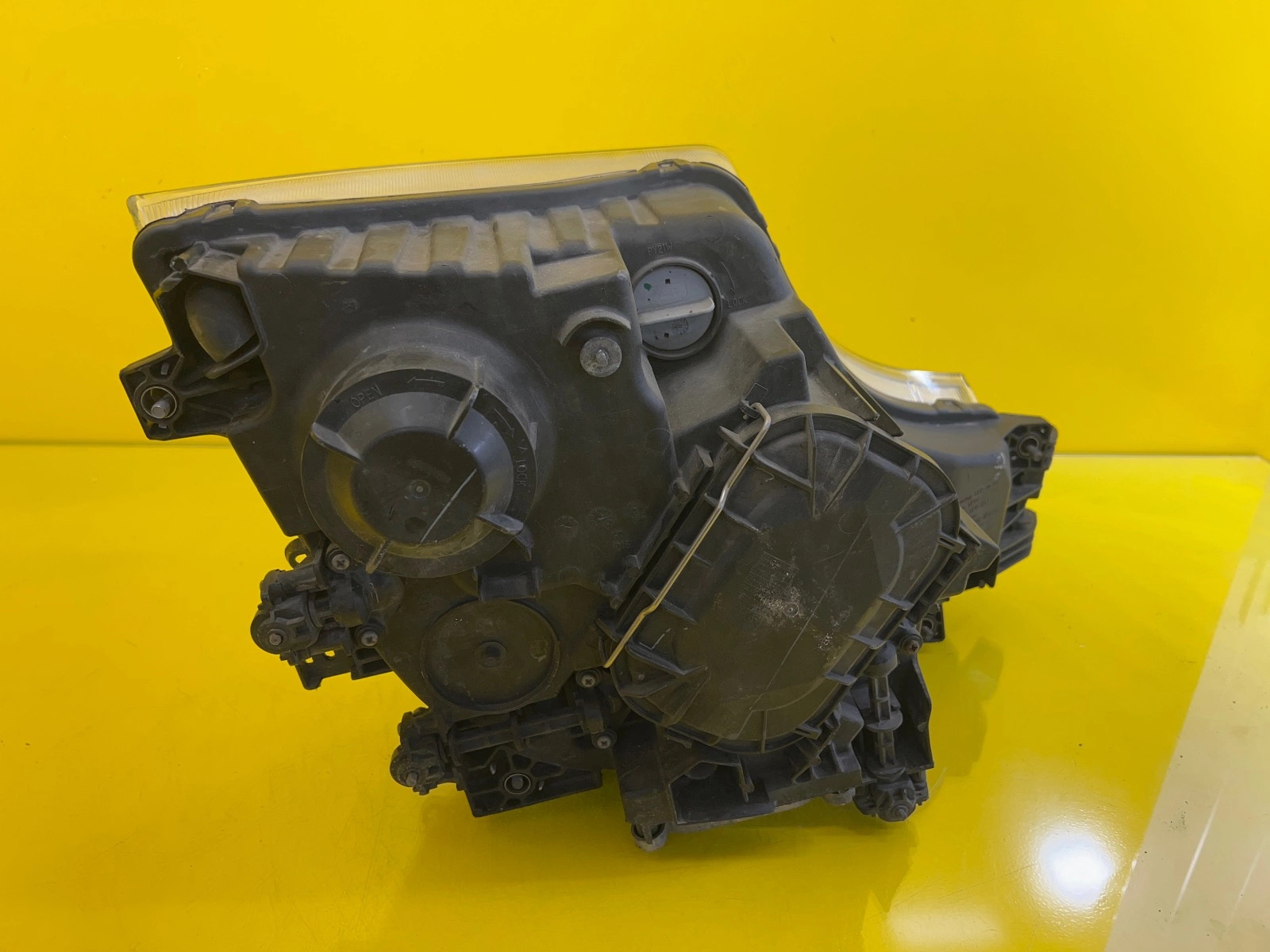 Phare gauche Mercedes Actros MP4 Bi-Xenon EU A9608200639 Autolamps 3 Phare gauche Mercedes Actros MP4 Bi-Xenon EU A9608200639