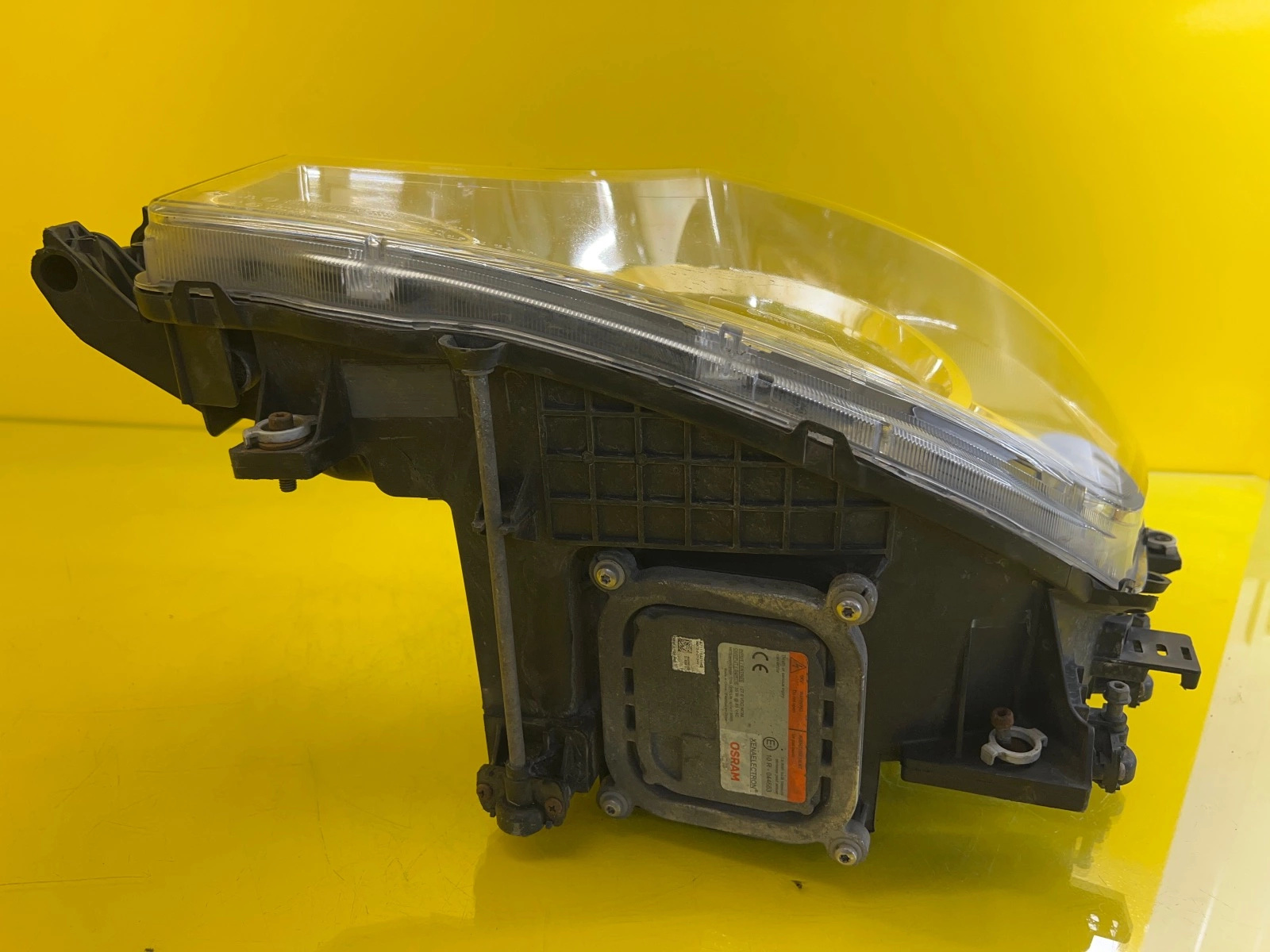 Phare gauche Mercedes Actros MP4 Bi-Xenon EU A9608200639 Autolamps 4 Phare gauche Mercedes Actros MP4 Bi-Xenon EU A9608200639