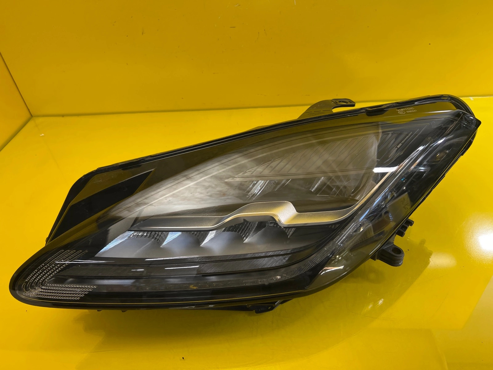 Phare gauche Jaguar E-Pace X540 Mid Led J9C3-13W030-EC Autolamps Phare gauche Jaguar E-Pace X540 Mid Led J9C3-13W030-EC