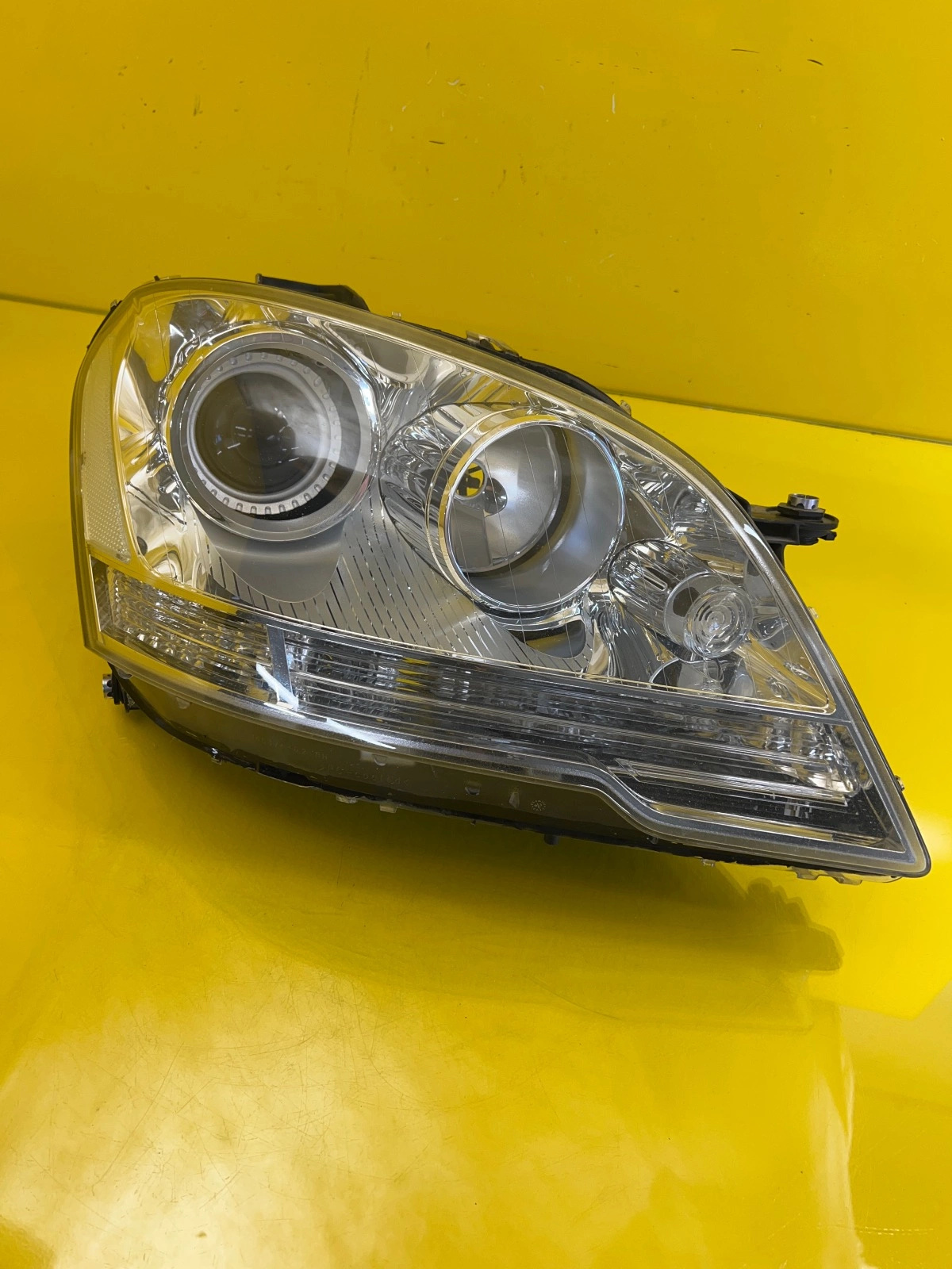 Phare droit Mercedes ML W164 Lift Bi-Xenon Torsion A1648205961 Autolamps Phare droit Mercedes ML W164 Lift Bi-Xenon Torsion A1648205961