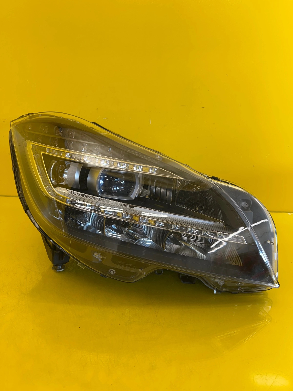 Phare avant droit Mercedes CLS W218 Full Led ILS A2188202459 Autolamps Phare avant droit Mercedes CLS W218 Full Led ILS A2188202459