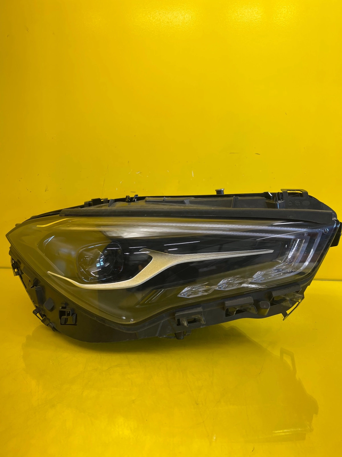 Phare droit Mercedes CLA W118 Full Led A1189060801 Autolamps Phare droit Mercedes CLA W118 Full Led A1189060801