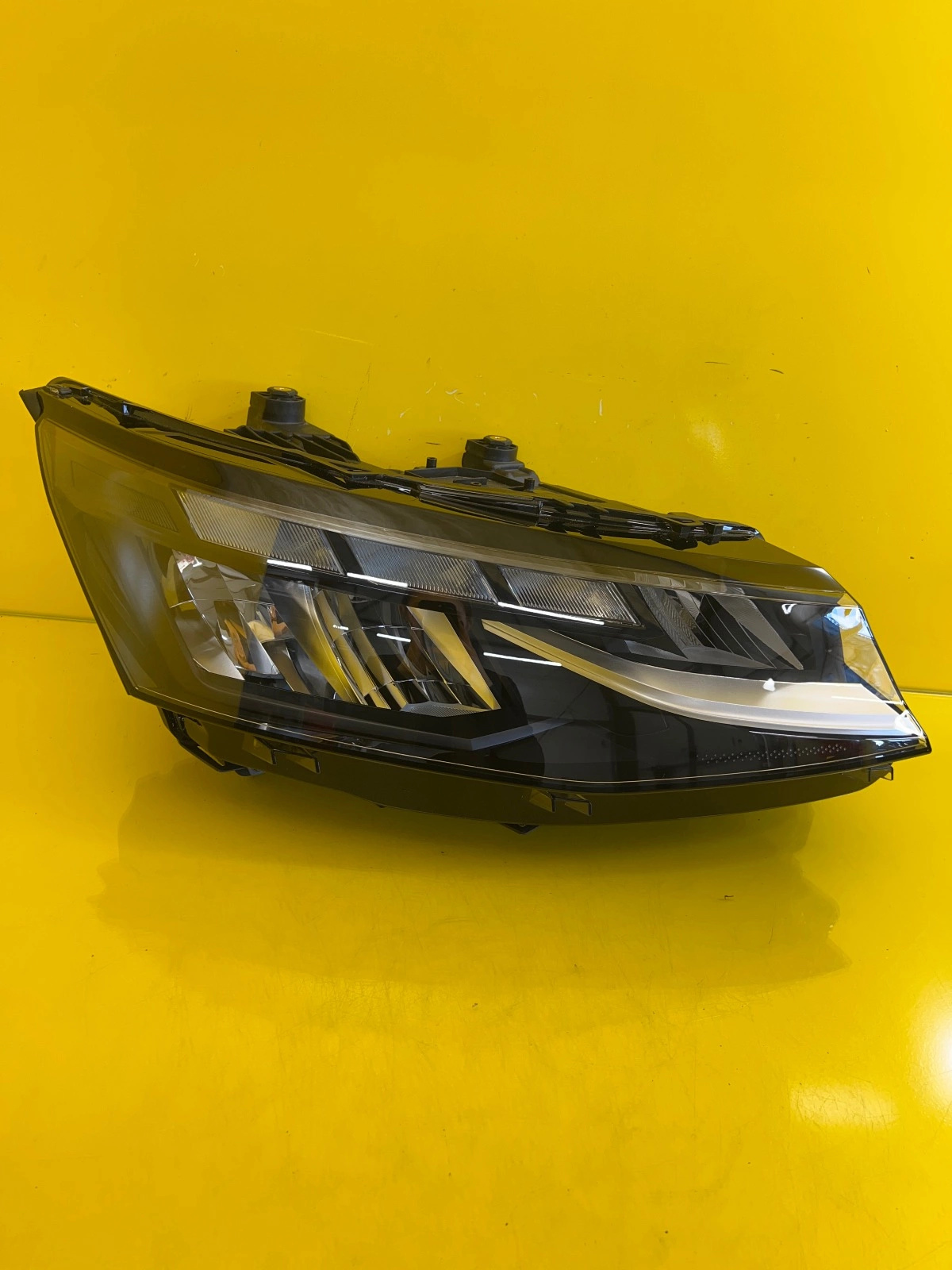 Phare droit VW T7 Multivan Full Led 7T1941078B Autolamps Phare droit VW T7 Multivan Full Led 7T1941078B