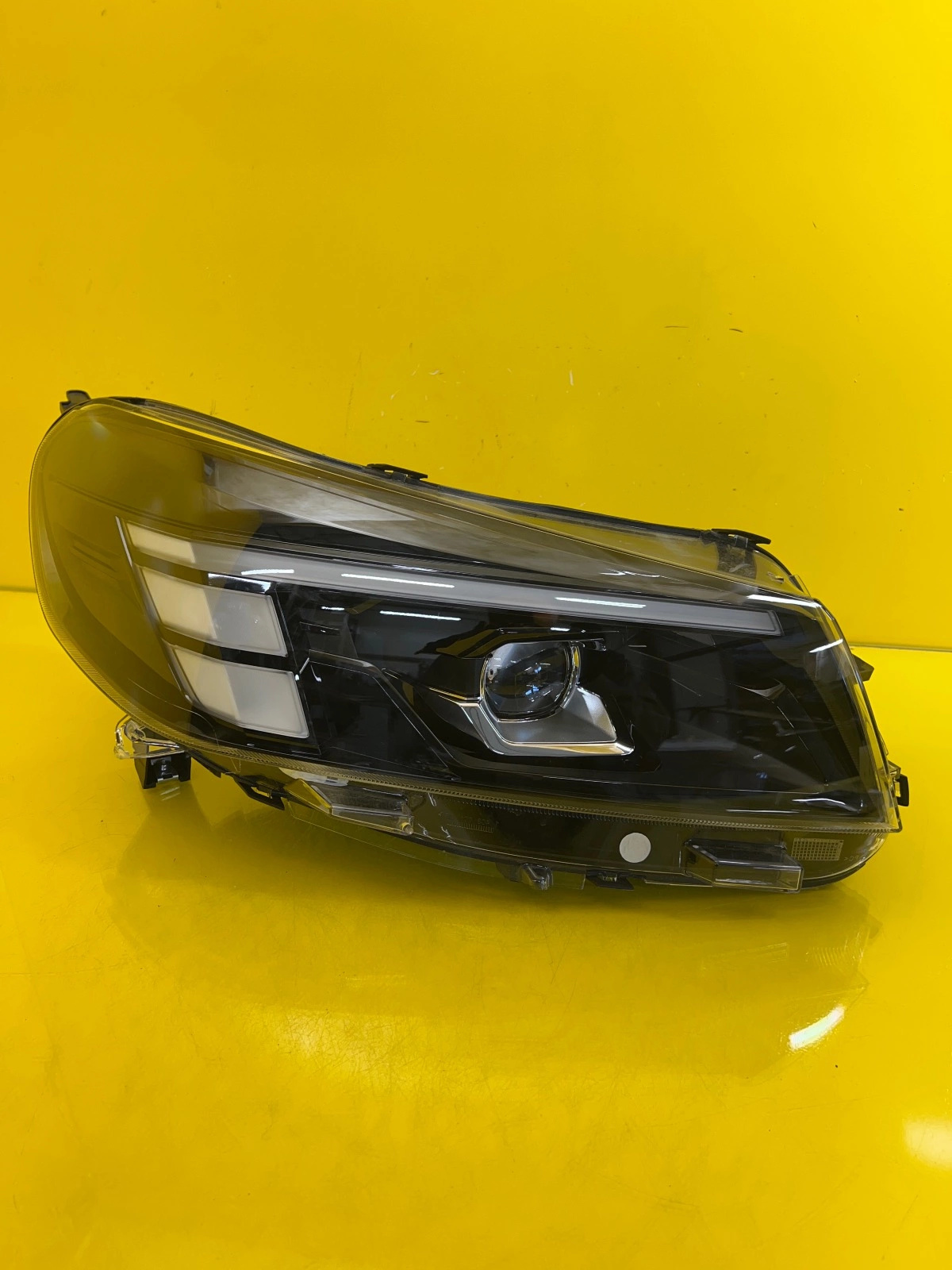 Phare avant droit Opel Vivaro C Zafira D Lift Full Led 9847209880 Autolamps Phare avant droit Opel Vivaro C Zafira D Lift Full Led 9847209880