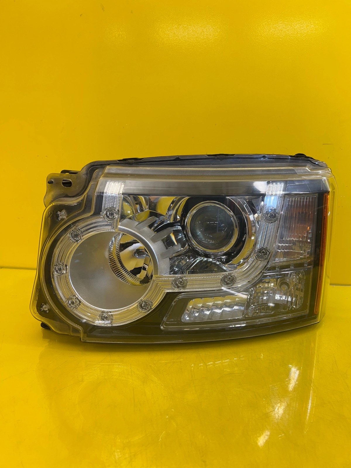 Phare gauche Land Rover Discovery IV 4 lentilles AH22-13W030-BB Autolamps Phare gauche Land Rover Discovery IV 4 lentilles AH22-13W030-BB