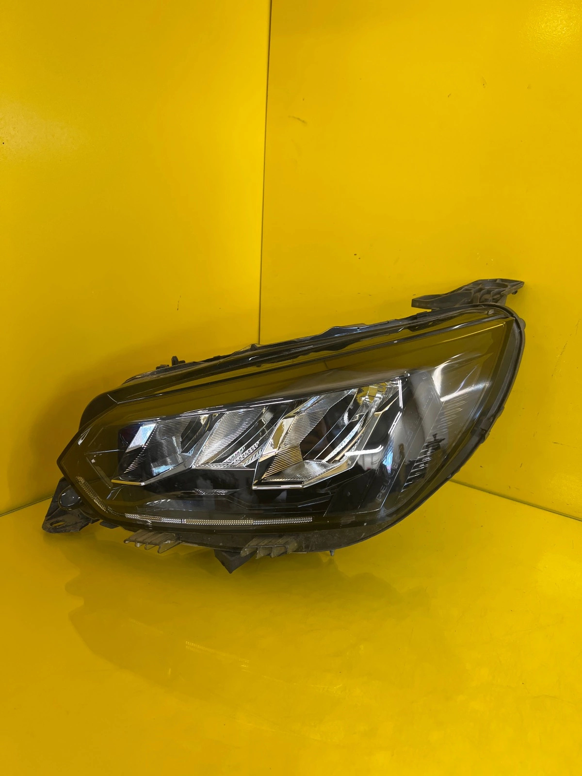 Phare gauche Peugeot 208 Led 19- 73313327 9833036380 Autolamps Phare gauche Peugeot 208 Led 19- 73313327 9833036380