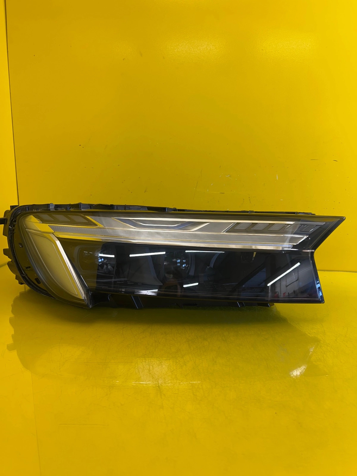 Phare droit Audi Q7 4M Lift II Laser 4M0941086D 2024- Autolamps Phare droit Audi Q7 4M Lift II Laser 4M0941086D 2024-