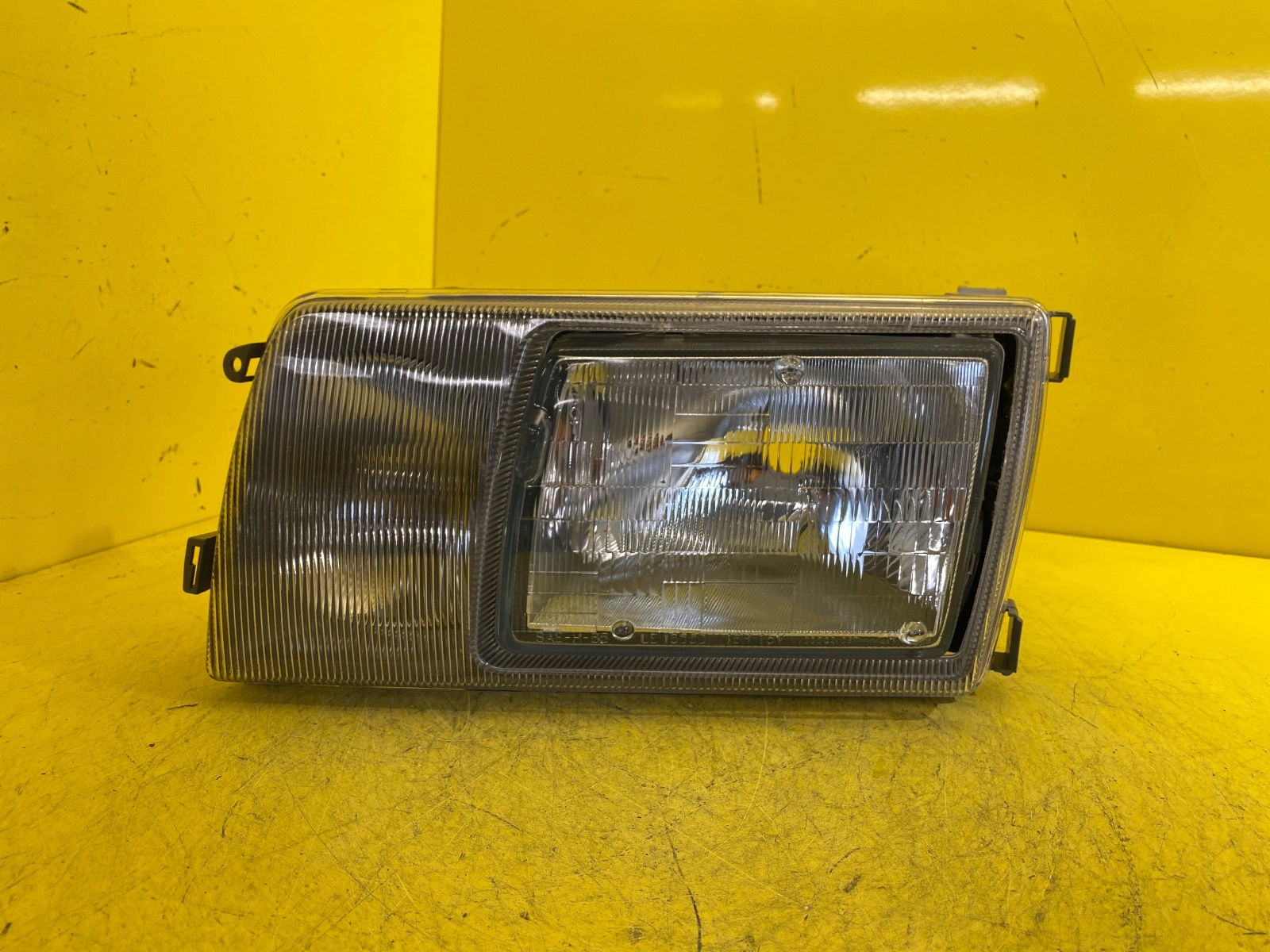 Phare droit Mercedes W126 A1268201959 Autolamps Phare droit Mercedes W126 A1268201959