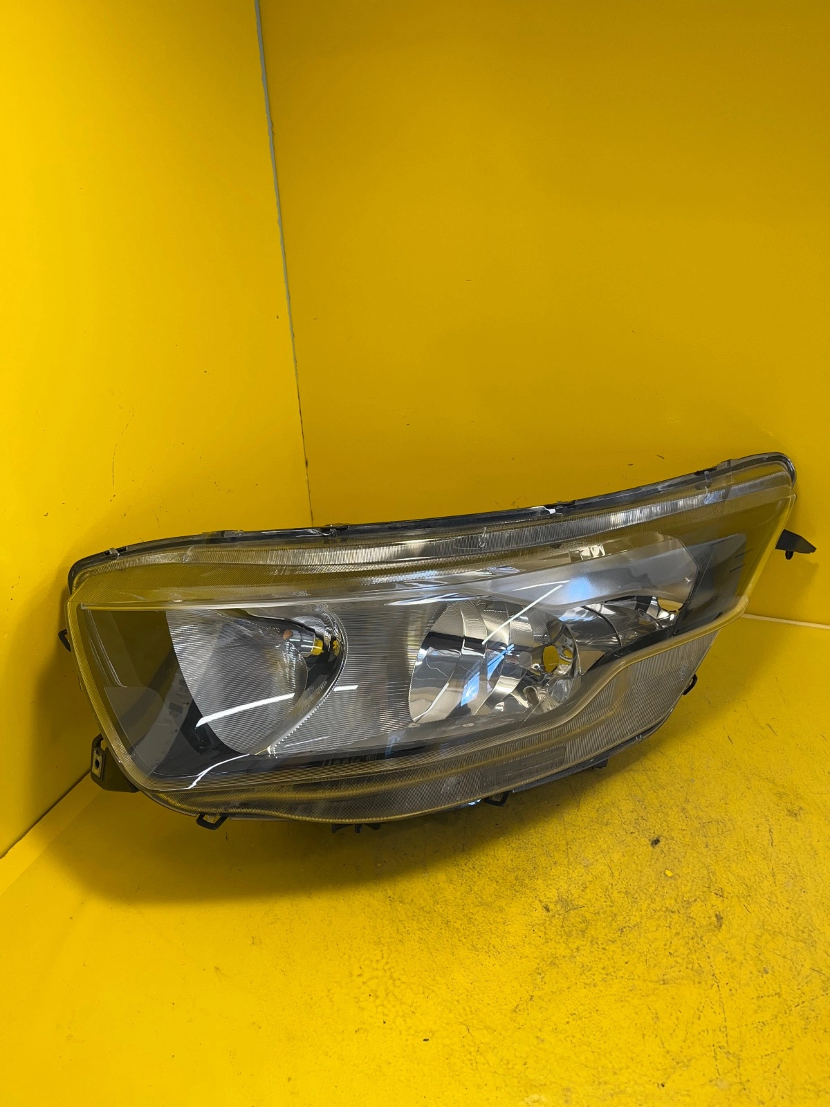 Phare gauche IVECO DAILY 14- 5801473750 Autolamps Phare gauche IVECO DAILY 14- 5801473750