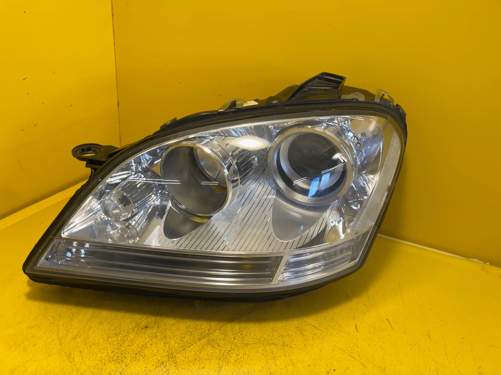 Phare gauche Mercedes ML W164 05-08 uni Autolamps Phare gauche Mercedes ML W164 05-08 uni