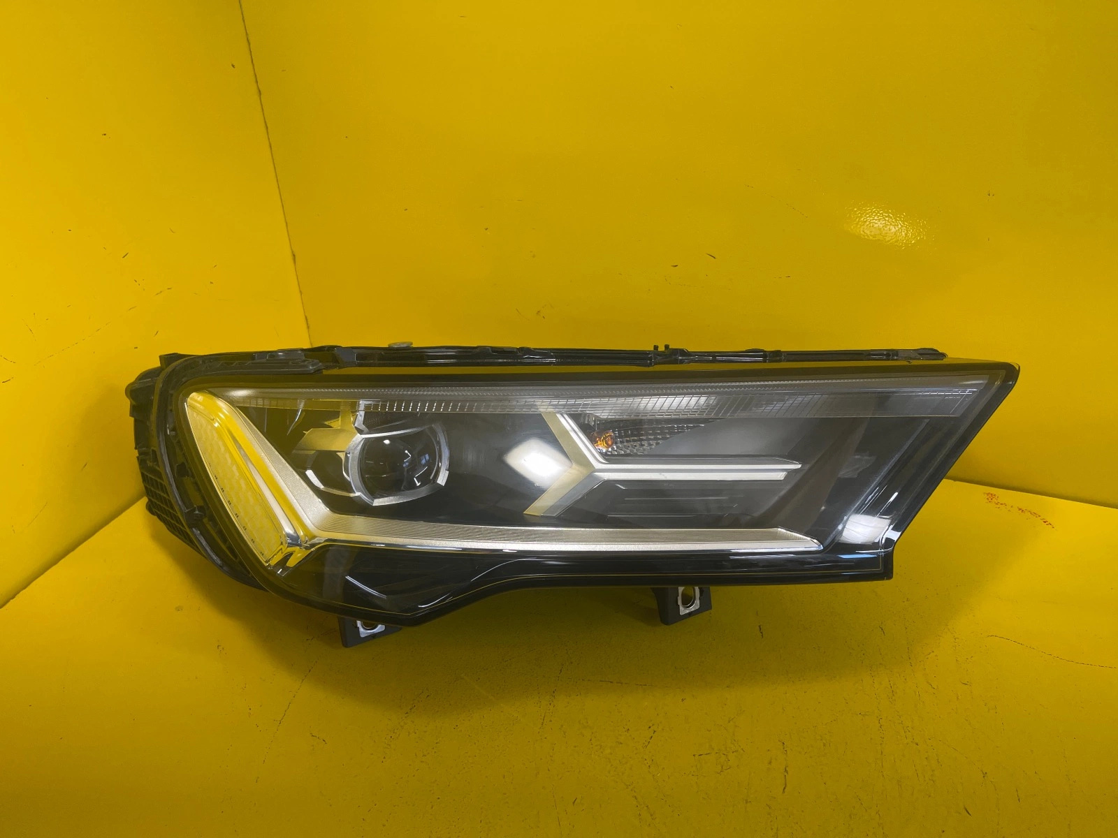 Phare droit Audi Q7 2019- Lift Full Led 4M0941012C Autolamps Phare droit Audi Q7 2019- Lift Full Led 4M0941012C
