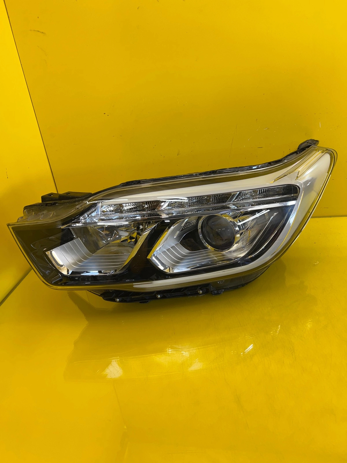 Phare gauche SsangYong Rexton 17-21 Xenon Autolamps Phare gauche SsangYong Rexton 17-21 Xenon