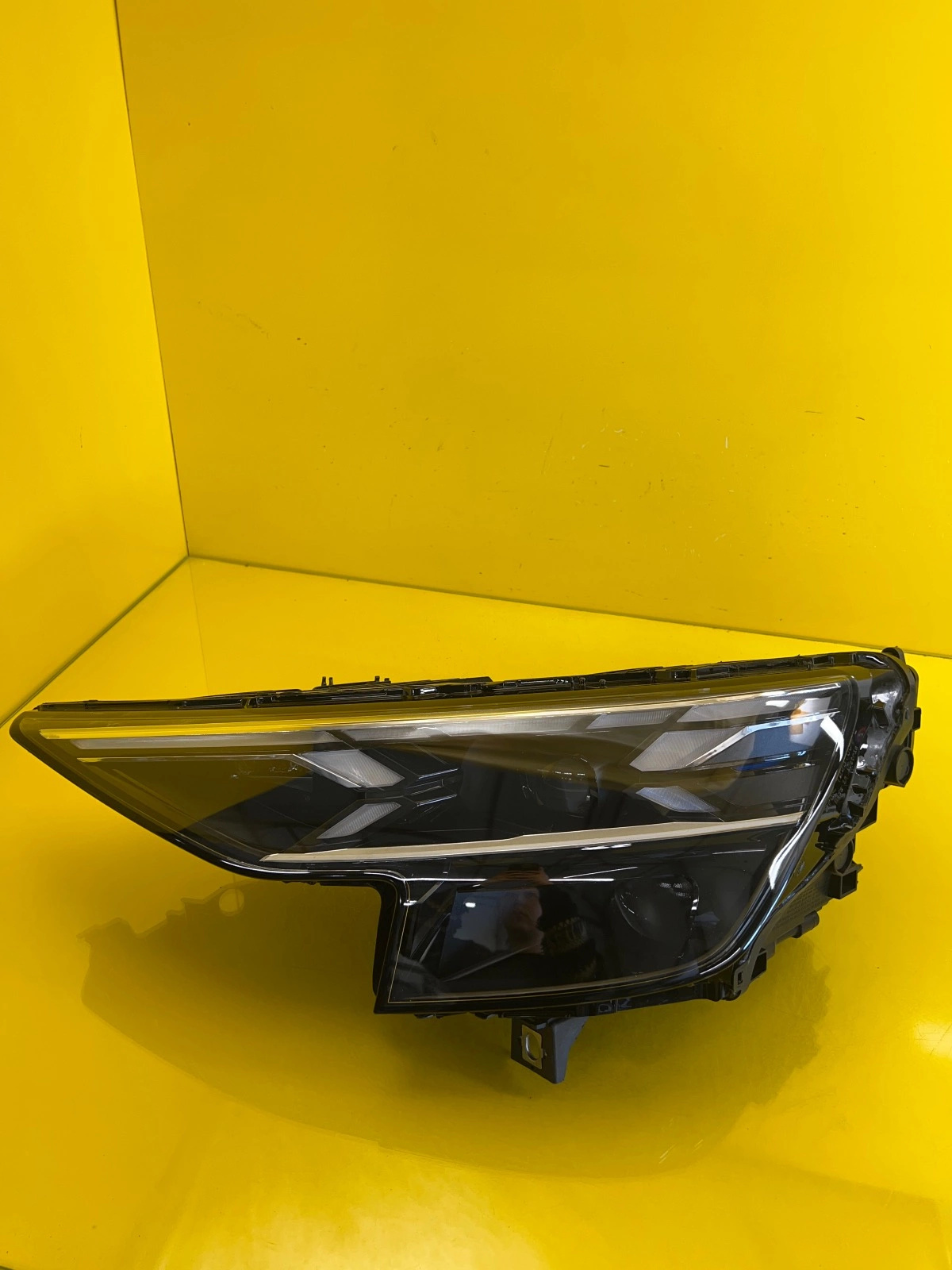 Phare gauche Audi Q8 4M8 Lift Laser 4M8941085 Autolamps Phare gauche Audi Q8 4M8 Lift Laser 4M8941085