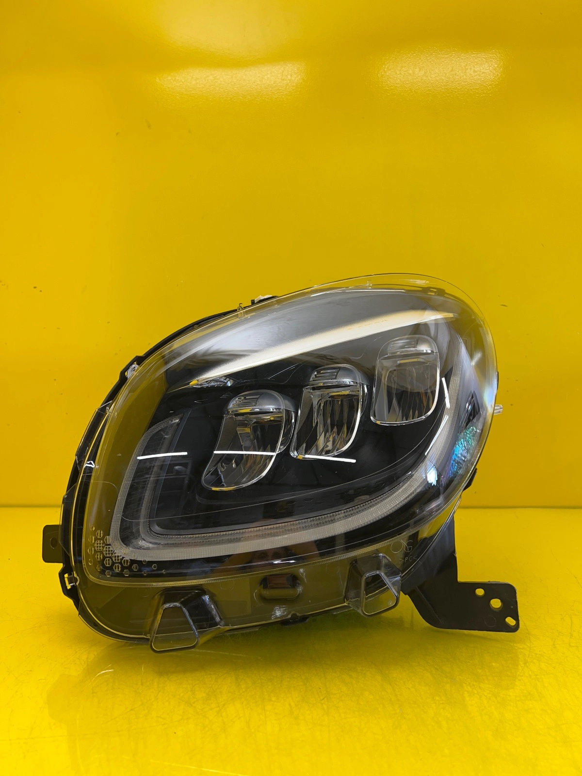 Phare gauche Smart A453 Full Led 260607083R Autolamps Phare gauche Smart A453 Full Led 260607083R