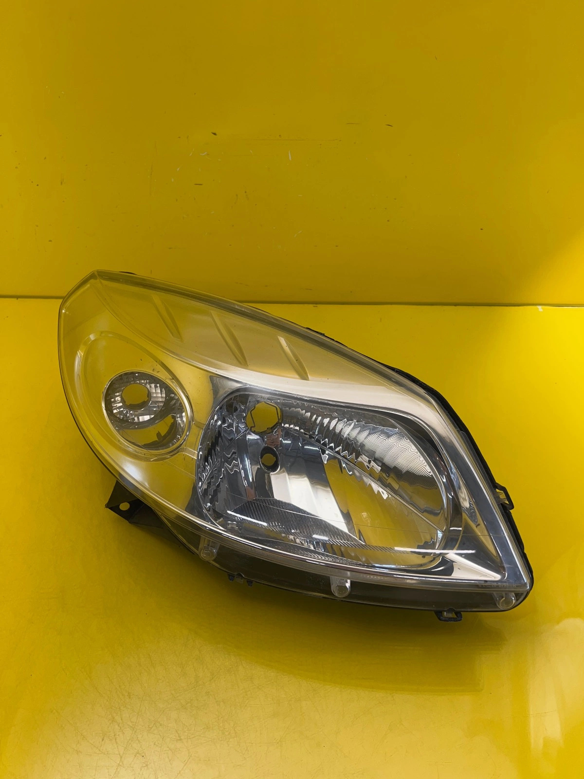 Phare avant droit Dacia Sandero 08-12 8200733877 Autolamps Phare avant droit Dacia Sandero 08-12 8200733877