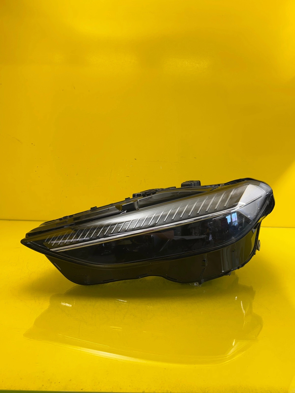 Phare gauche Audi A5 III 8B3 Full Led Complete 8B3941035AA Autolamps Phare gauche Audi A5 III 8B3 Full Led Complete 8B3941035AA