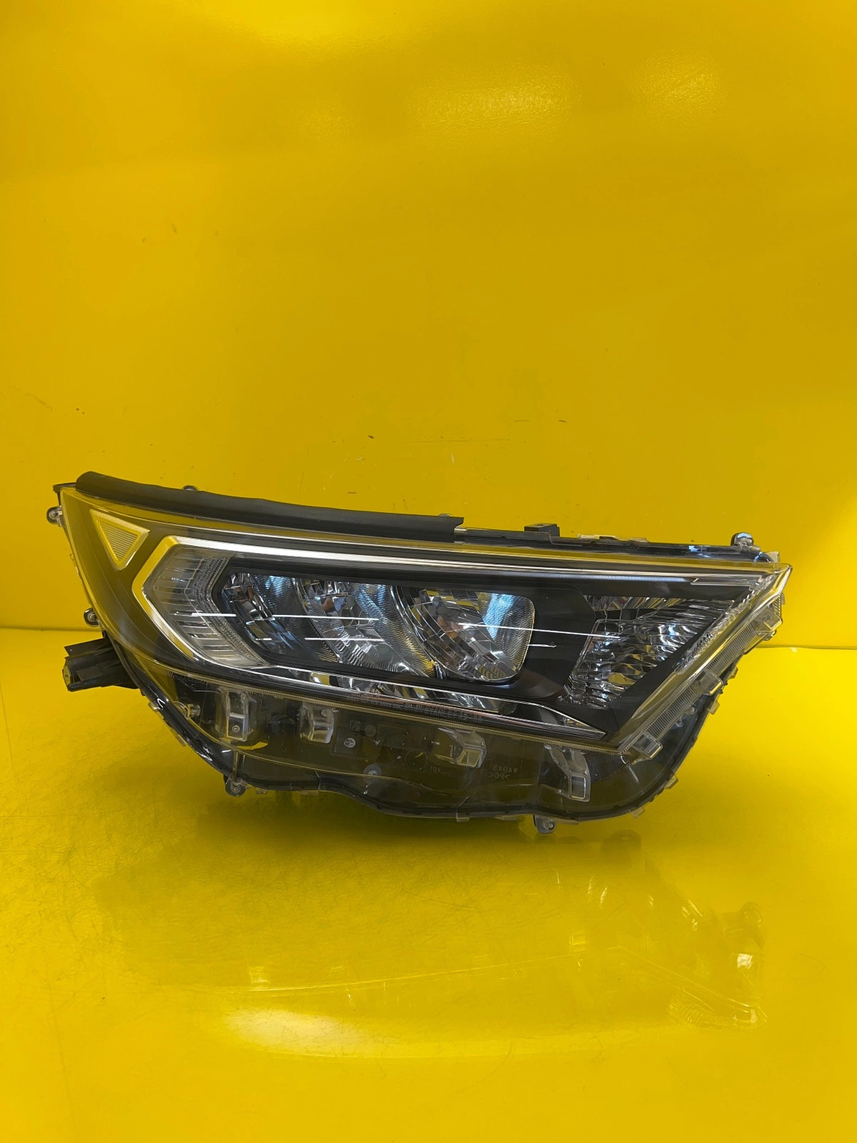 Phare avant droit Toyota Rav4 V Full Led Autolamps Phare avant droit Toyota Rav4 V Full Led