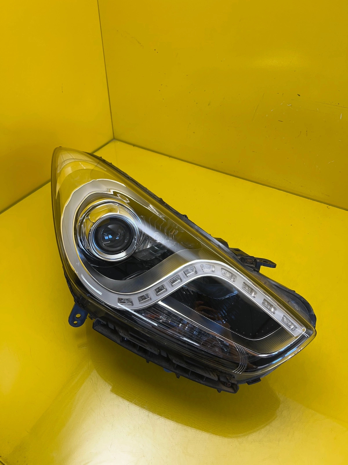 Phare droit Hyundai i40 11- Lentille normale + Led Autolamps Phare droit Hyundai i40 11- Lentille normale + Led