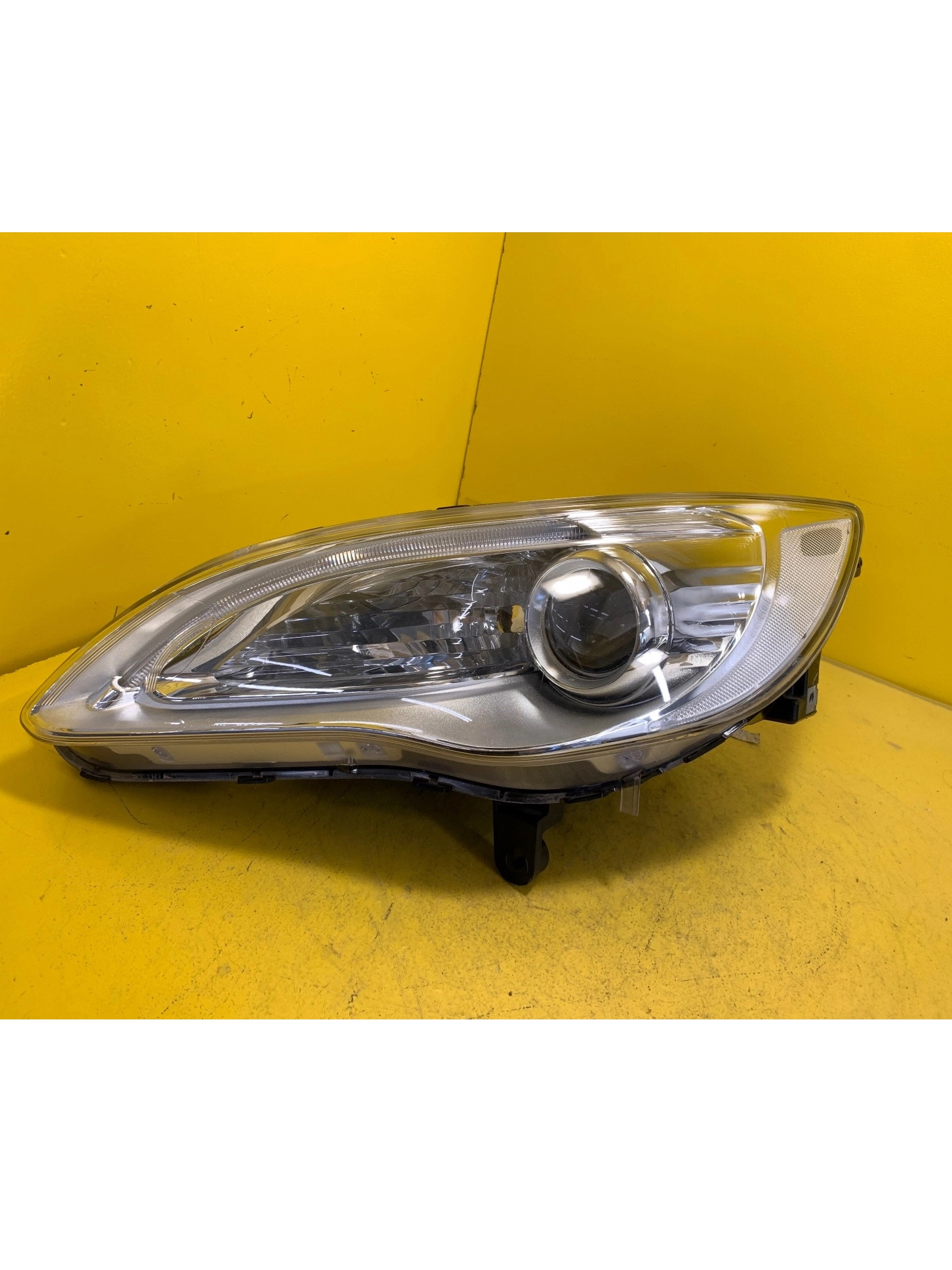 Phare gauche Chrysler 200 2010- Autolamps Phare gauche Chrysler 200 2010-