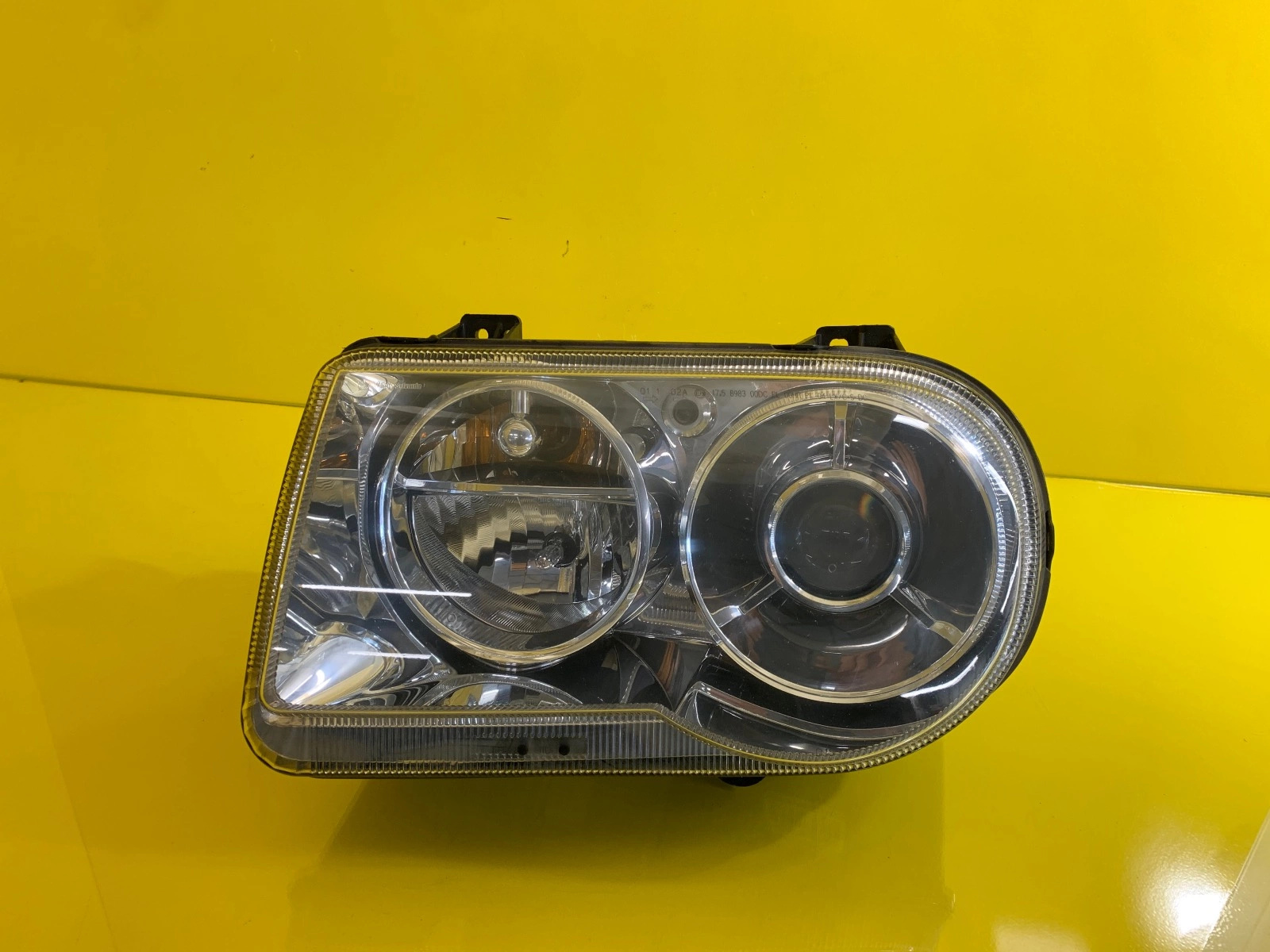 Phare avant gauche Chrysler 300C 04-12 Xenon Autolamps Phare avant gauche Chrysler 300C 04-12 Xenon