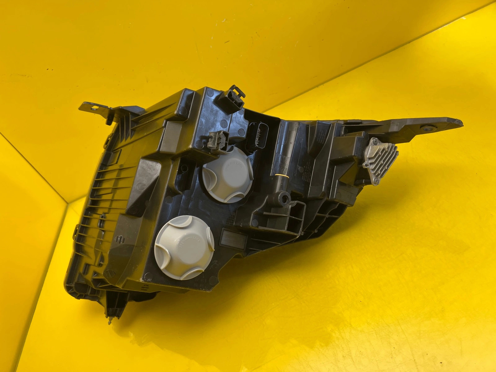 Phare droit Ford Transit Courier MK3 Regular 23- R2X613E014AE Autolamps 6 Phare droit Ford Transit Courier MK3 Regular 23- R2X613E014AE