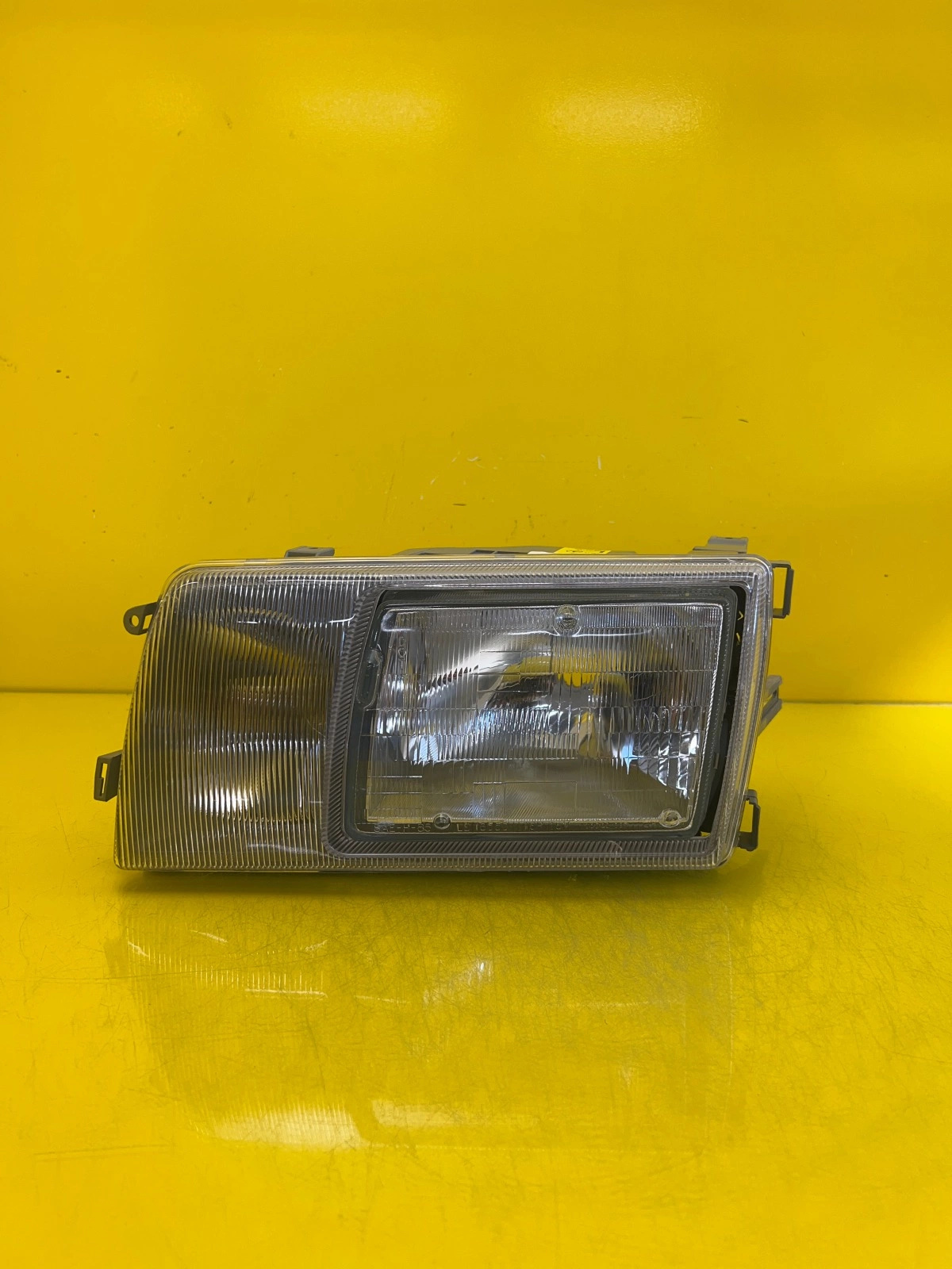 Phare avant droit Mercedes W126 A1268201959 Autolamps Phare avant droit Mercedes W126 A1268201959