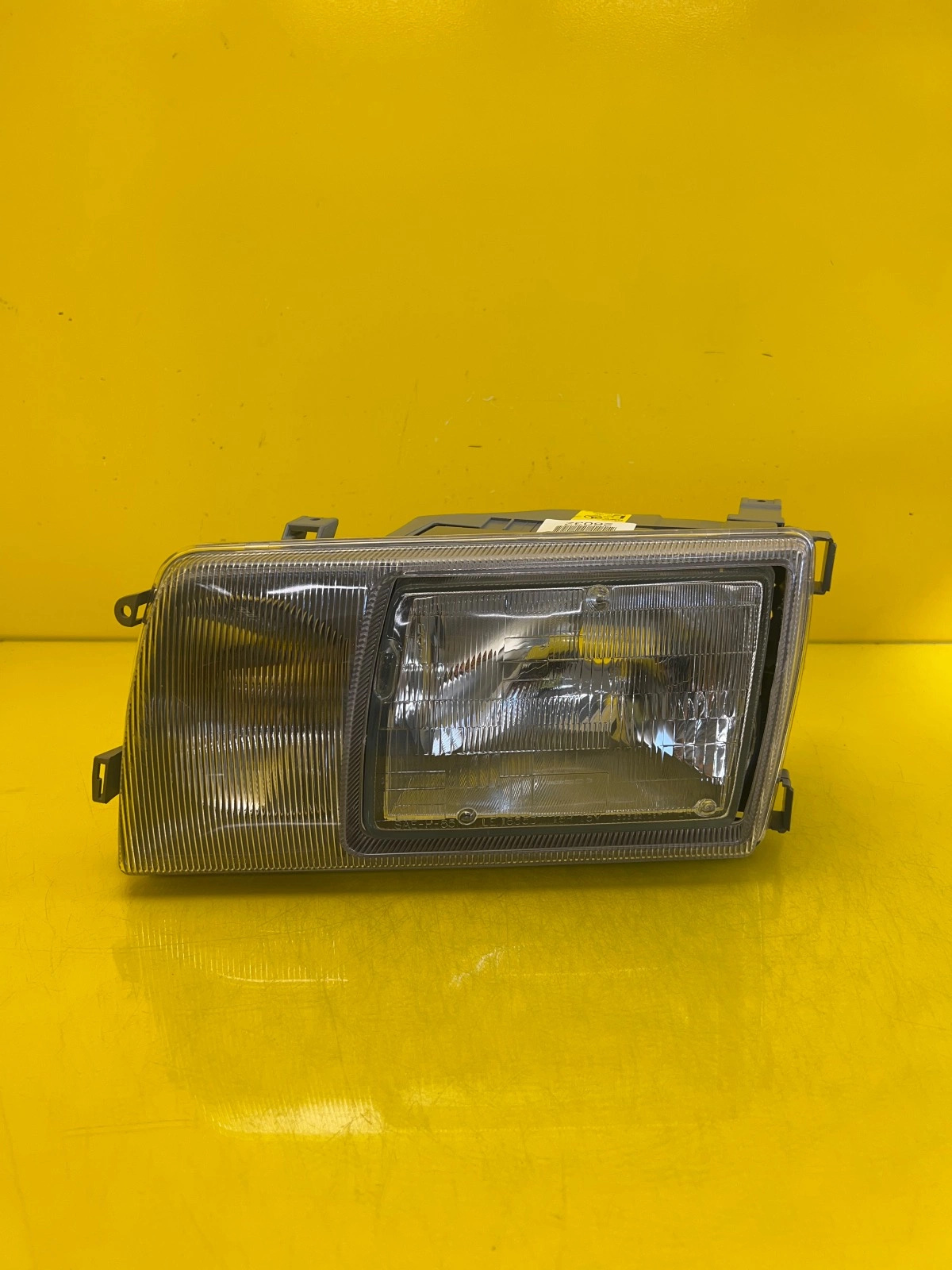 Phare avant droit Mercedes W126 A1268201959 Autolamps Phare avant droit Mercedes W126 A1268201959