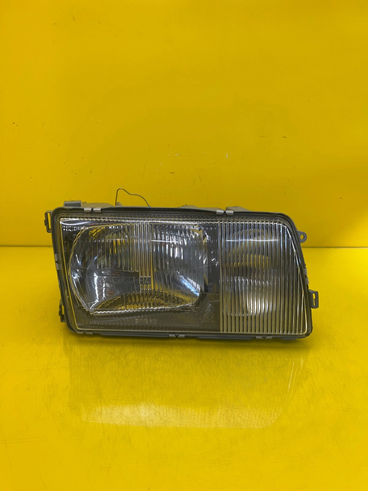 Phare droit Mercedes W126 79-91 A1268209361 Autolamps Phare droit Mercedes W126 79-91 A1268209361