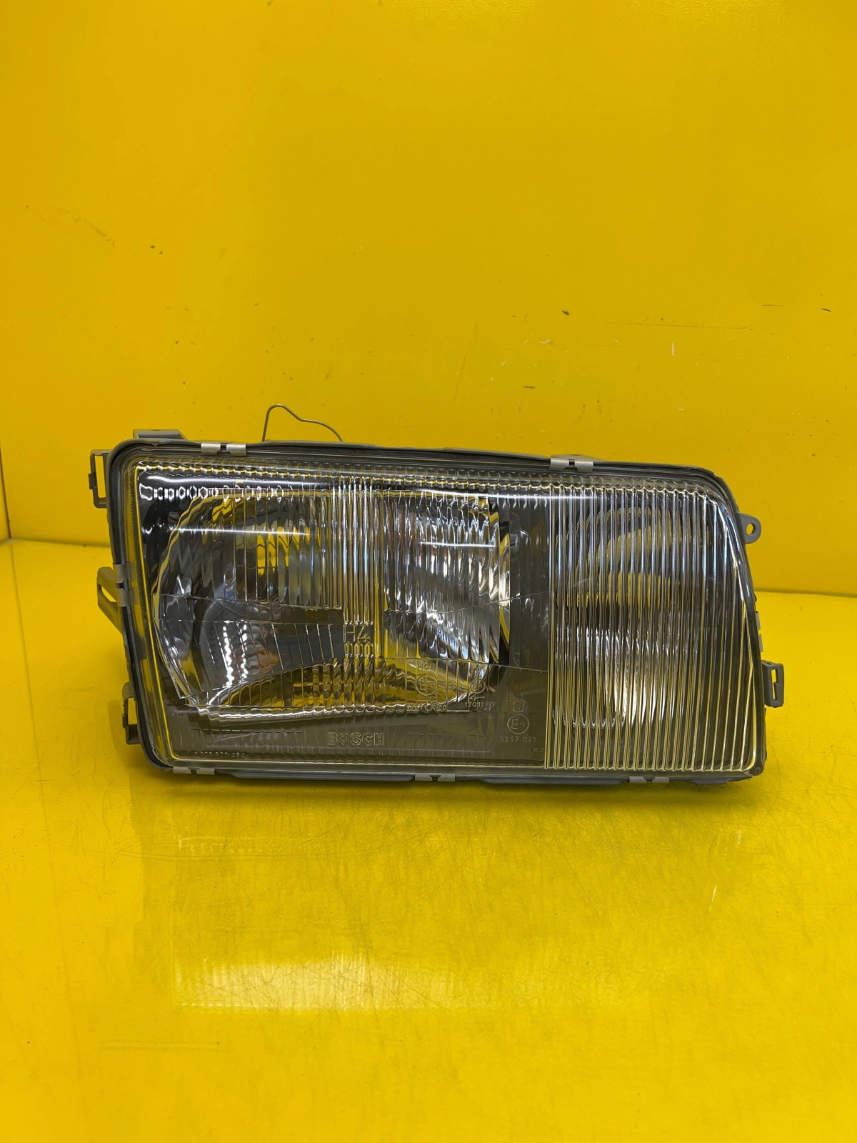 Phare droit Mercedes W126 79-91 A1268209361 Autolamps Phare droit Mercedes W126 79-91 A1268209361