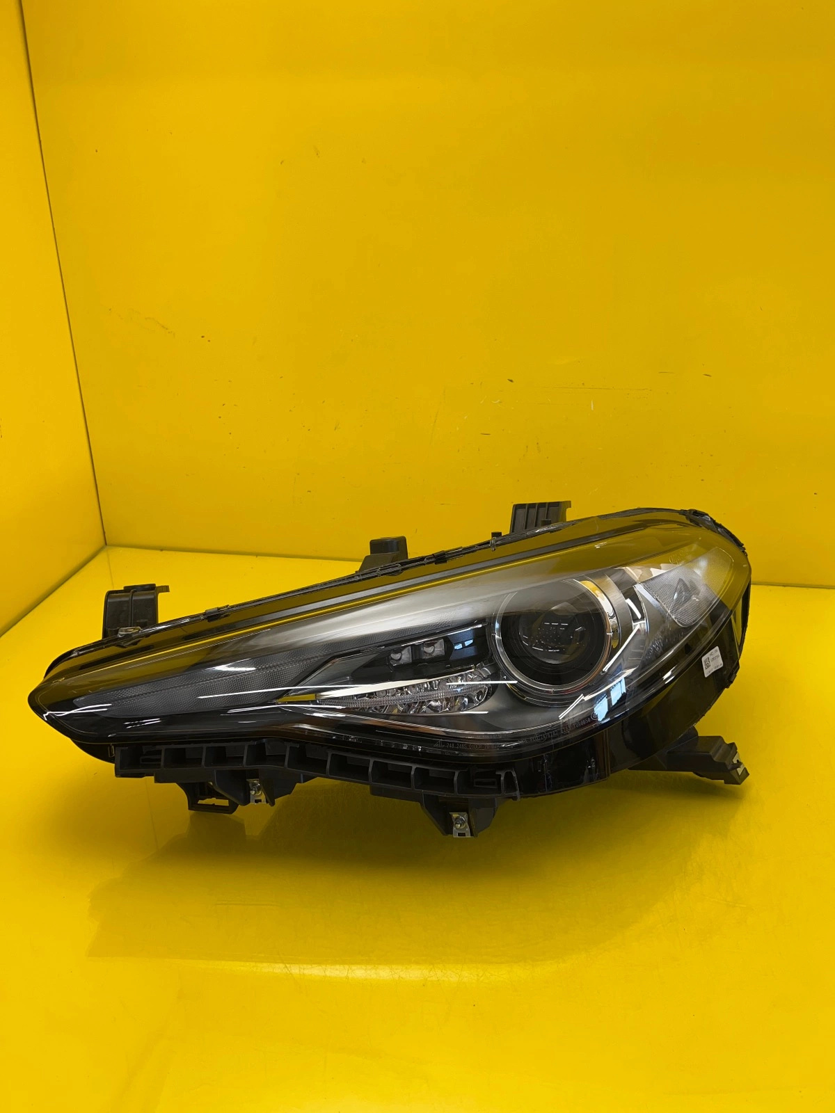 Phare gauche Alfa Romeo Giulia Torsion Xenon Led 50553227 Autolamps Phare gauche Alfa Romeo Giulia Torsion Xenon Led 50553227