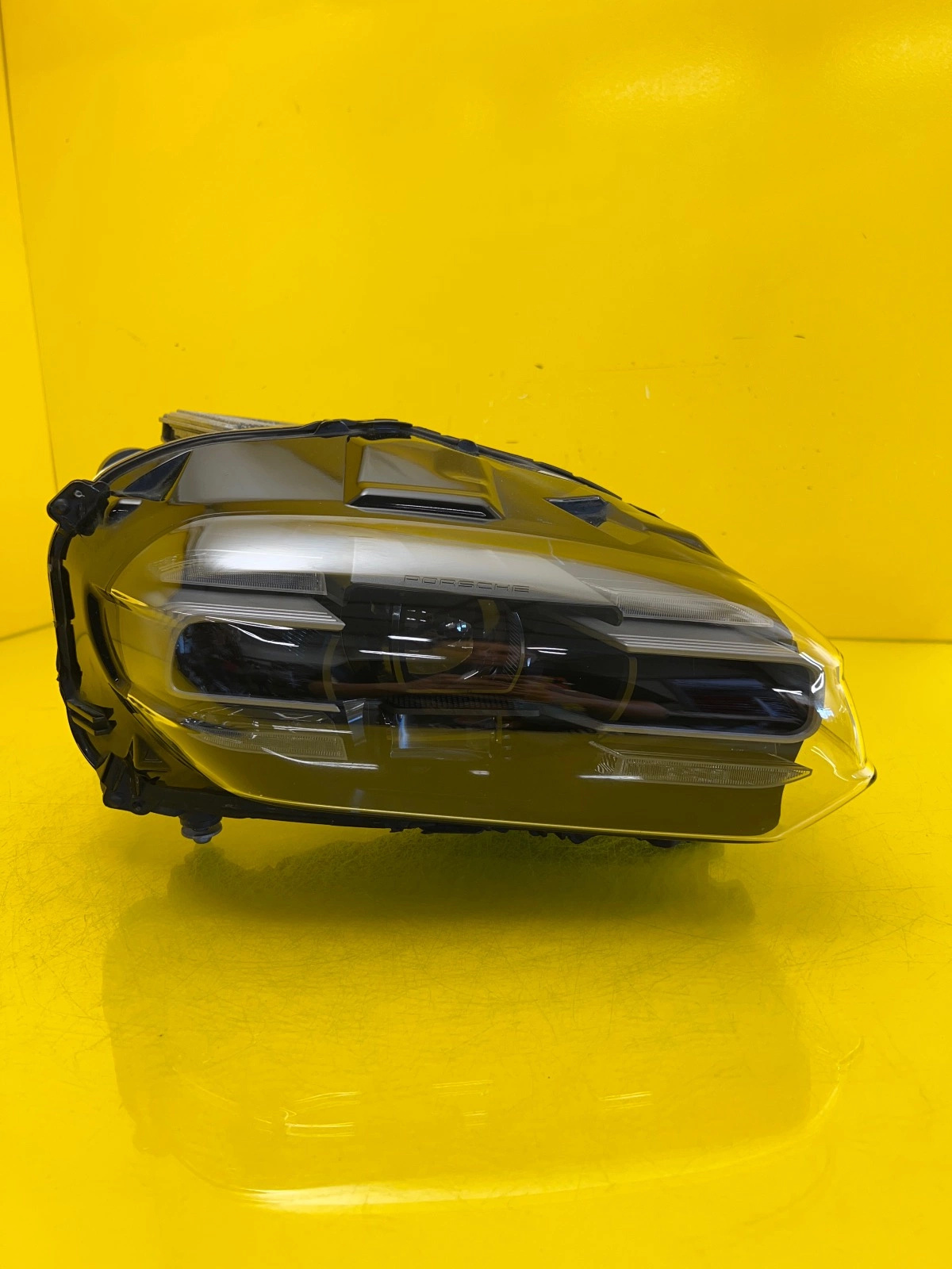 Phare avant droit Porsche Taycan Full Led Matrix 9J1941032G Autolamps Phare avant droit Porsche Taycan Full Led Matrix 9J1941032G