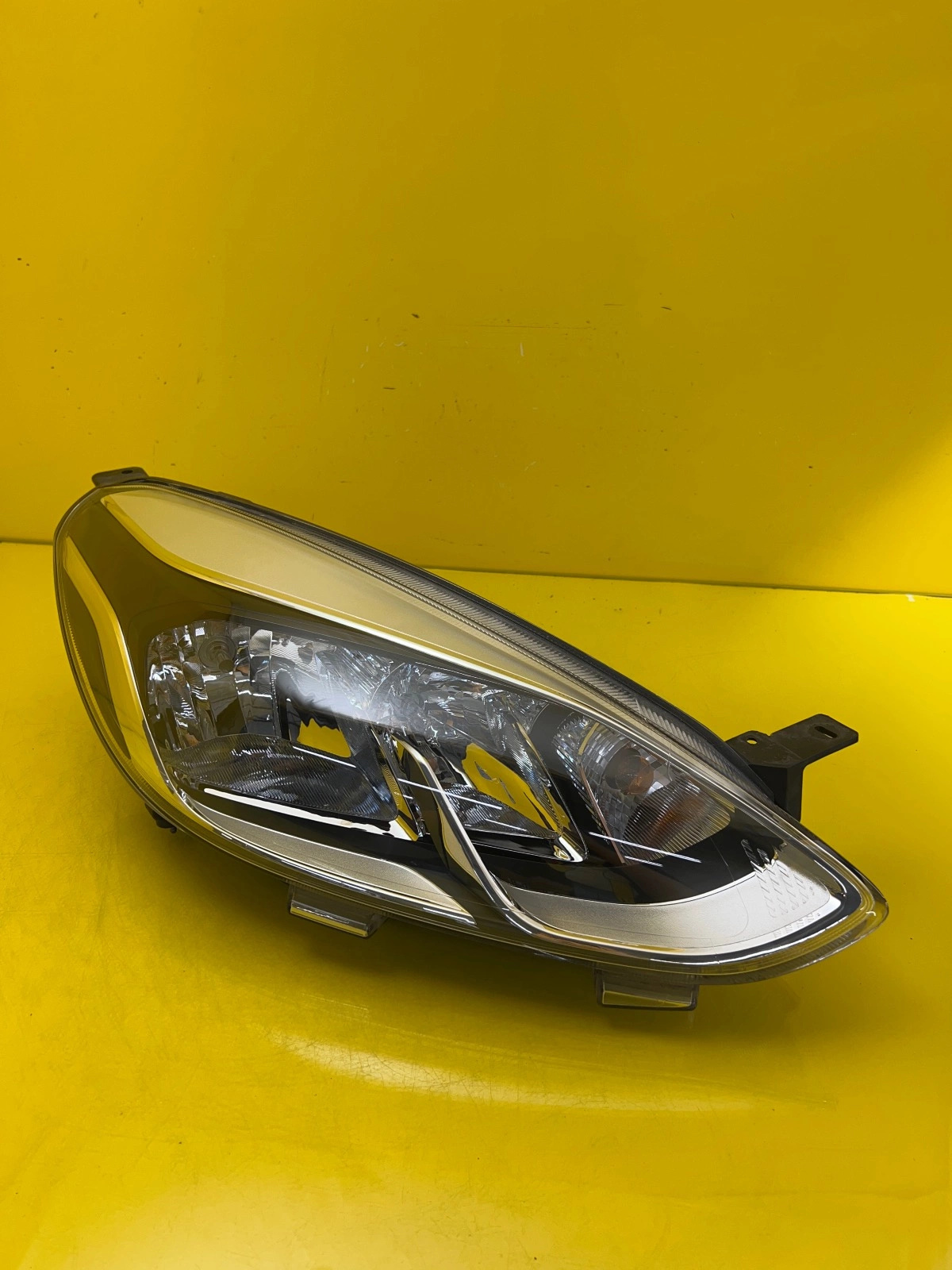 Phare avant droit Ford Fiesta MK8 Regular H7 Autolamps Phare avant droit Ford Fiesta MK8 Regular H7