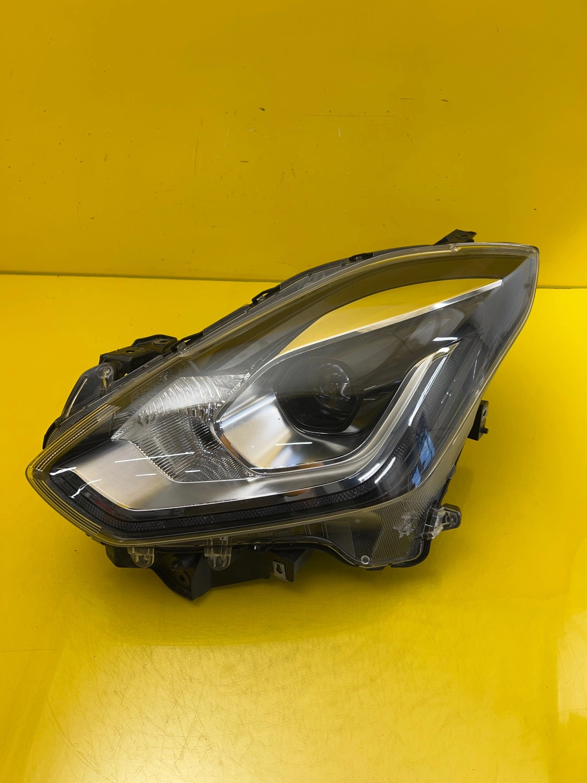 Phare gauche Suzuki Swift MK8 VIII 17+ Full Led Autolamps Phare gauche Suzuki Swift MK8 VIII 17+ Full Led