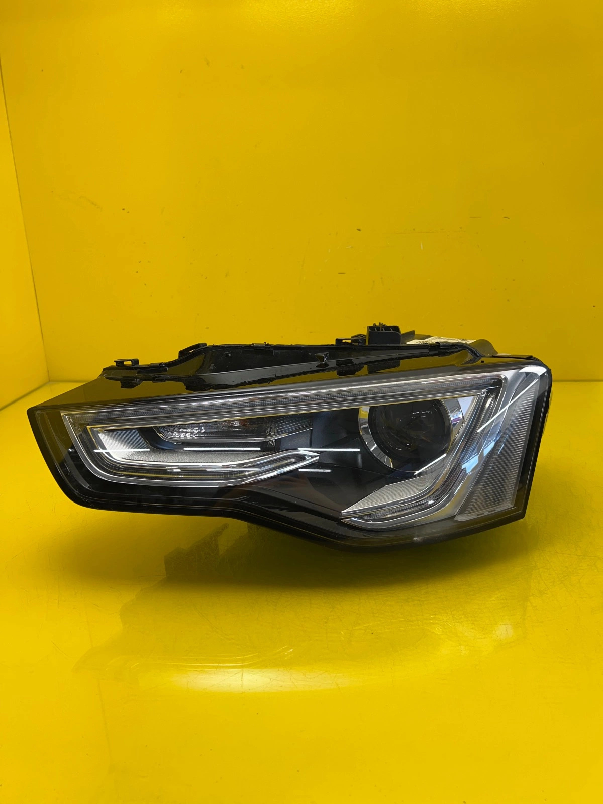 Phare gauche Audi A5 8T Lift 11-15 Bi-Xenon Led 8T0941005C Autolamps Phare gauche Audi A5 8T Lift 11-15 Bi-Xenon Led 8T0941005C