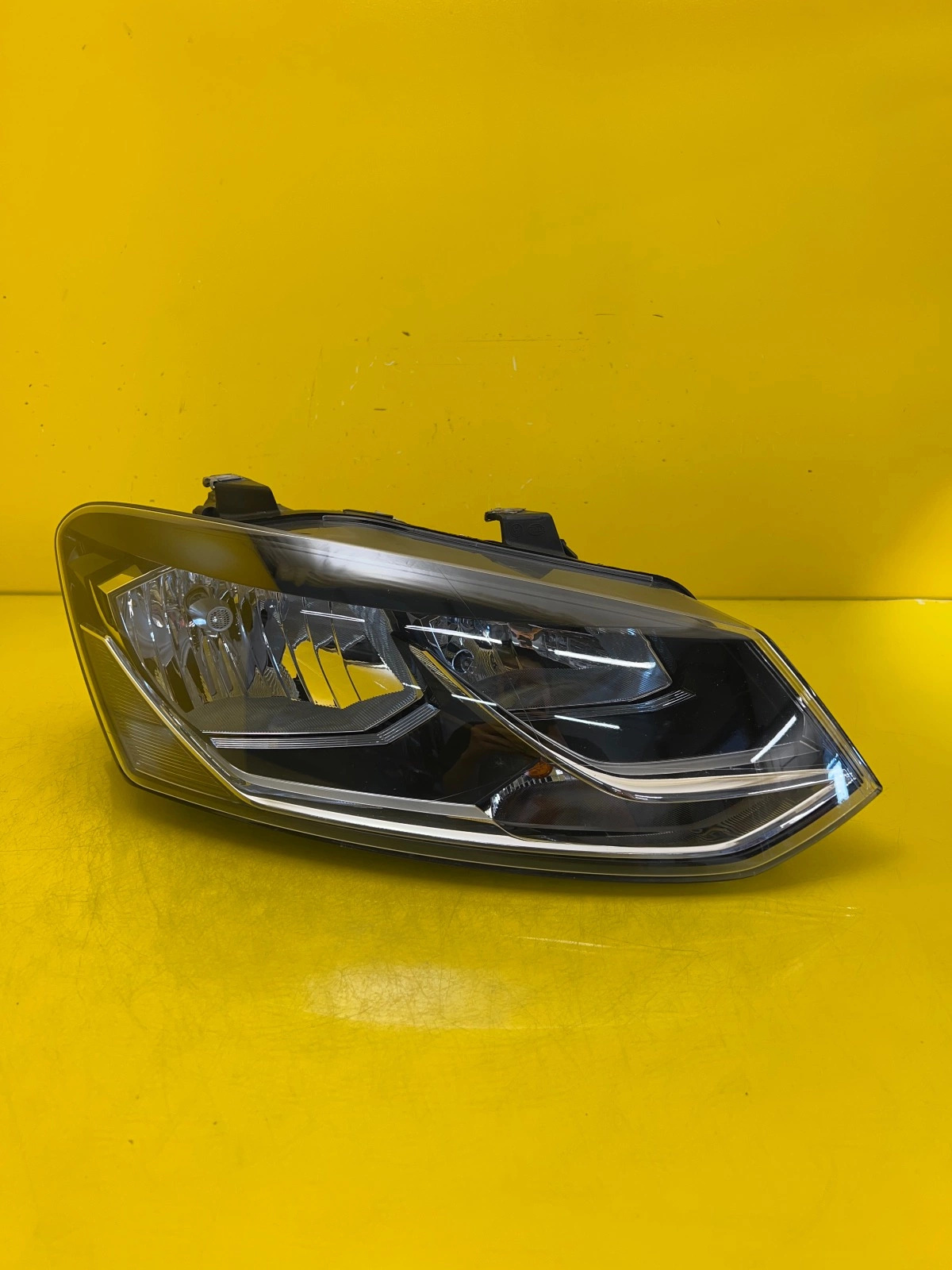 Phare gauche VW Polo V Lift 6C1 15-18 6C1941006B Autolamps Phare gauche VW Polo V Lift 6C1 15-18 6C1941006B