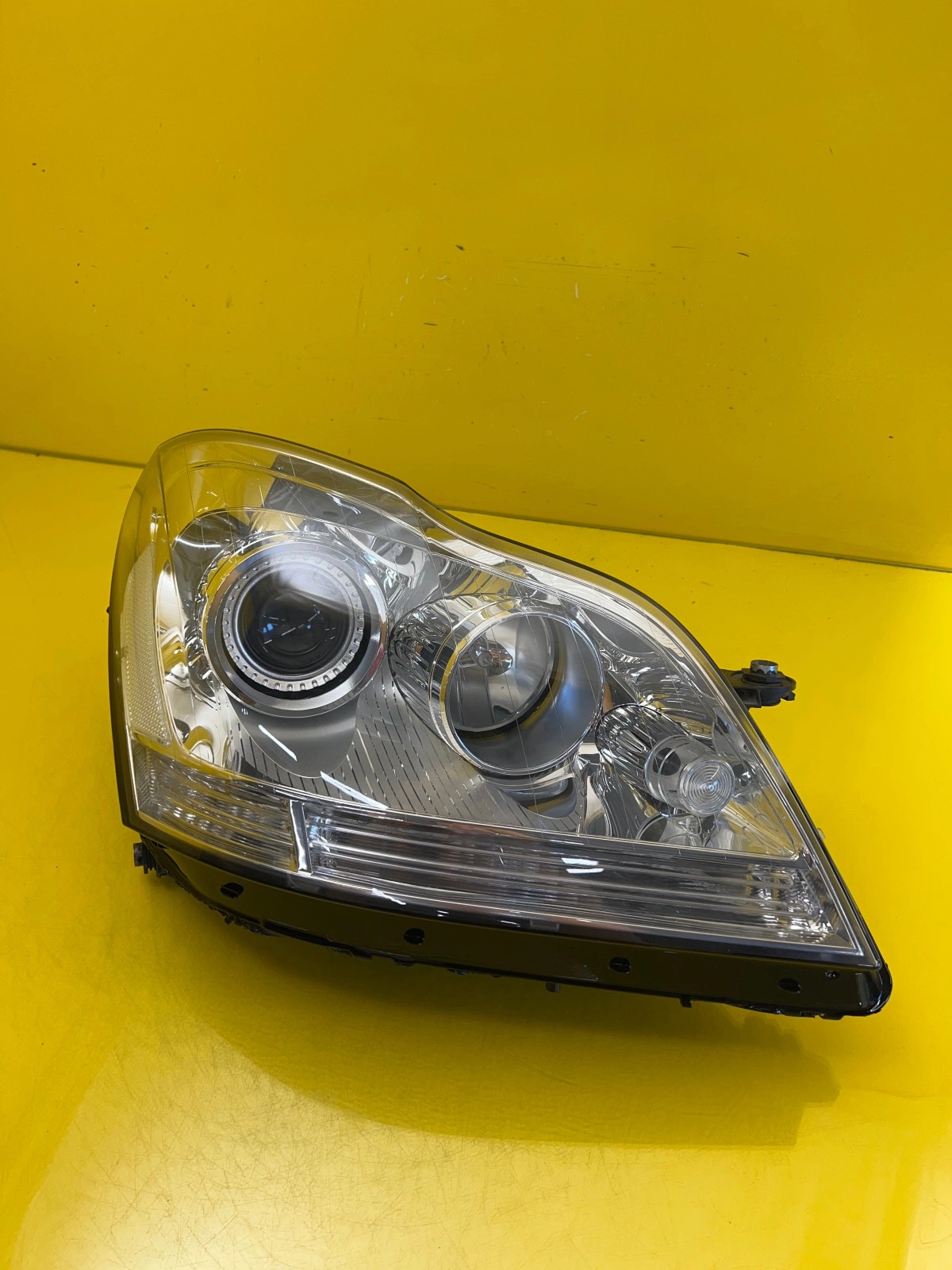 Phare avant droit Mercedes ML W164 Xenon A1648200661 Autolamps Phare avant droit Mercedes ML W164 Xenon A1648200661