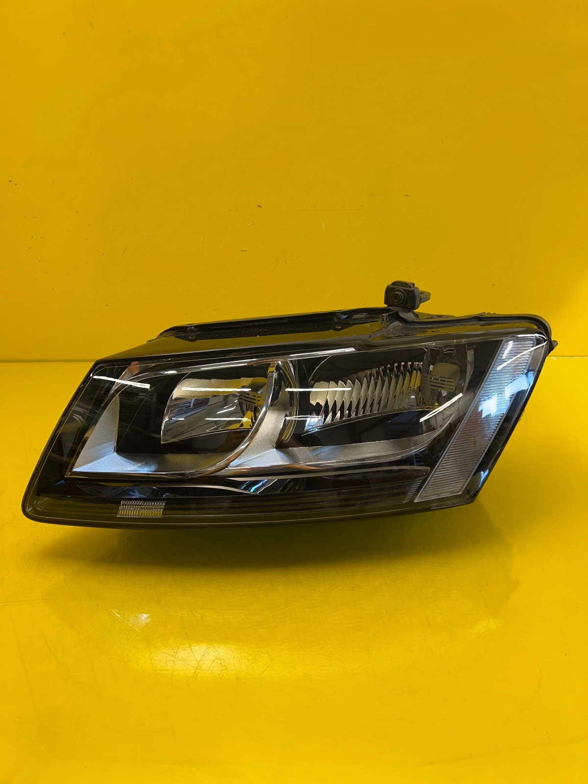 Phare avant gauche Audi Q5 8R Regular 08-12 8R0941003AM Autolamps Phare avant gauche Audi Q5 8R Regular 08-12 8R0941003AM