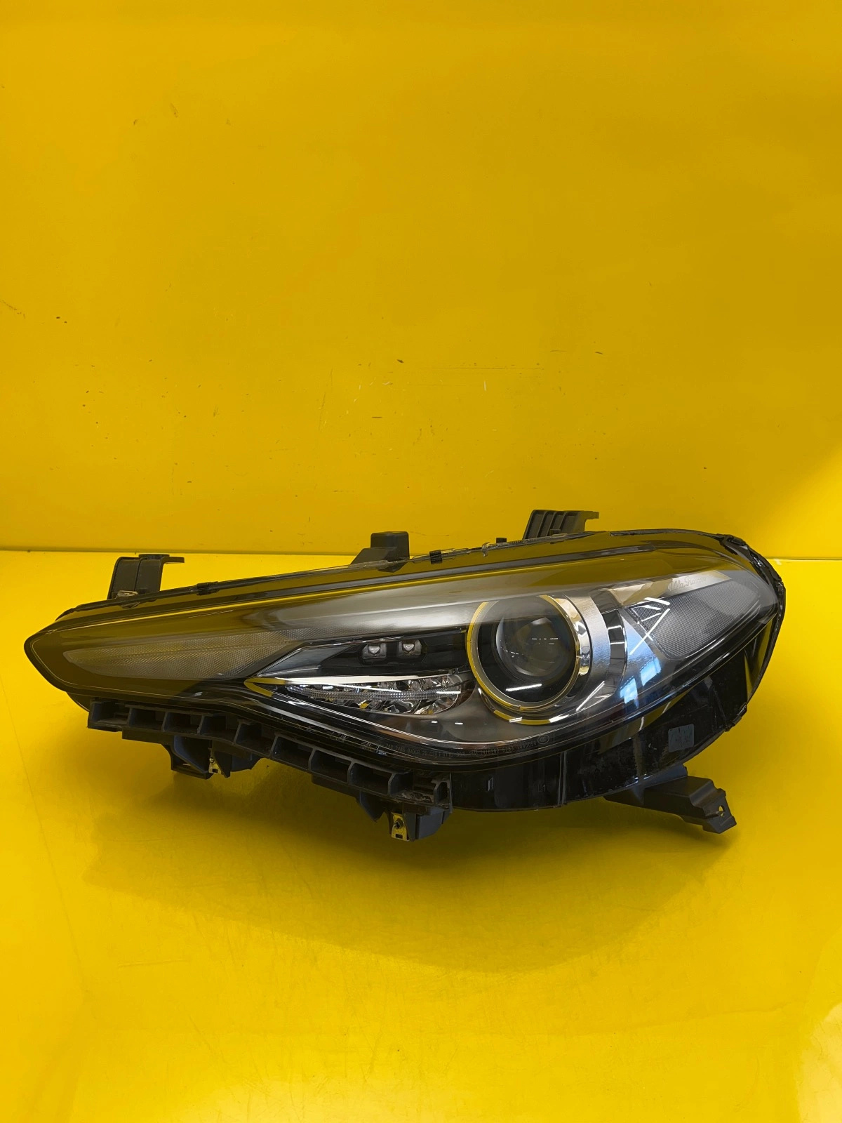 Phare gauche Alfa Romeo Giulia Torsion Xenon Led 50564104 Autolamps Phare gauche Alfa Romeo Giulia Torsion Xenon Led 50564104