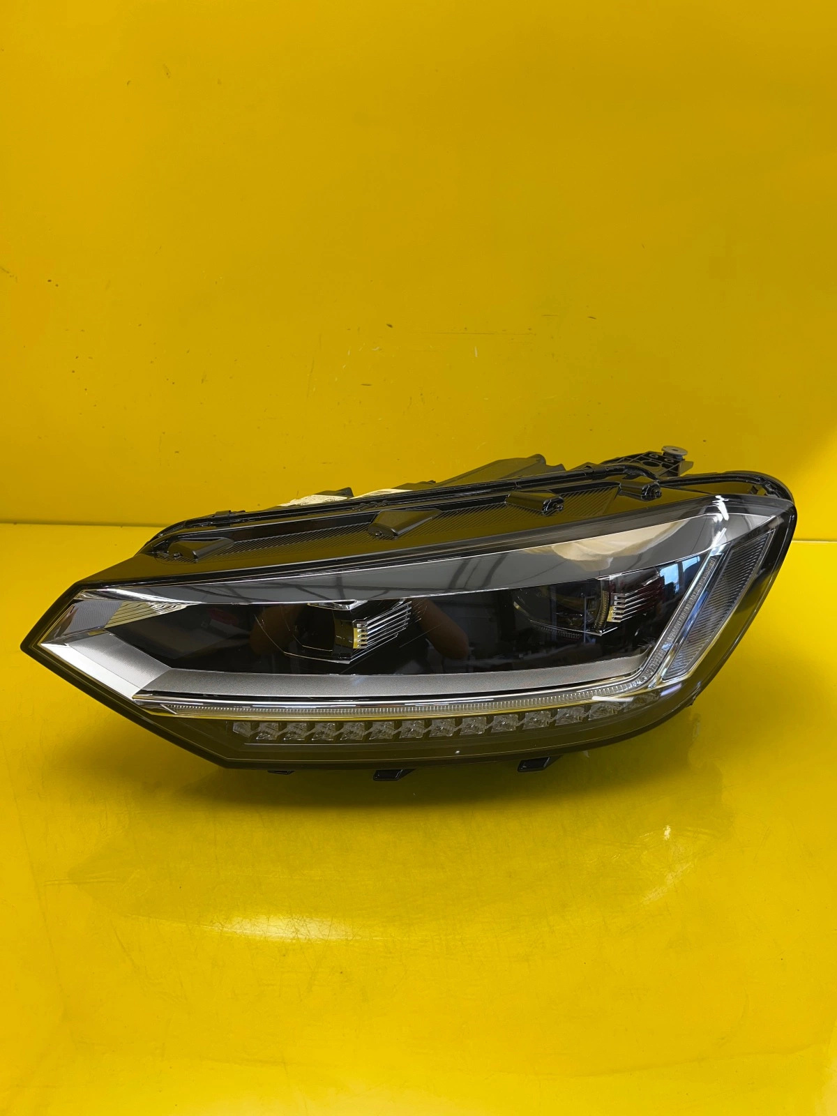 Phare avant gauche VW Touran III Full Led 5TB941081D Autolamps Phare avant gauche VW Touran III Full Led 5TB941081D